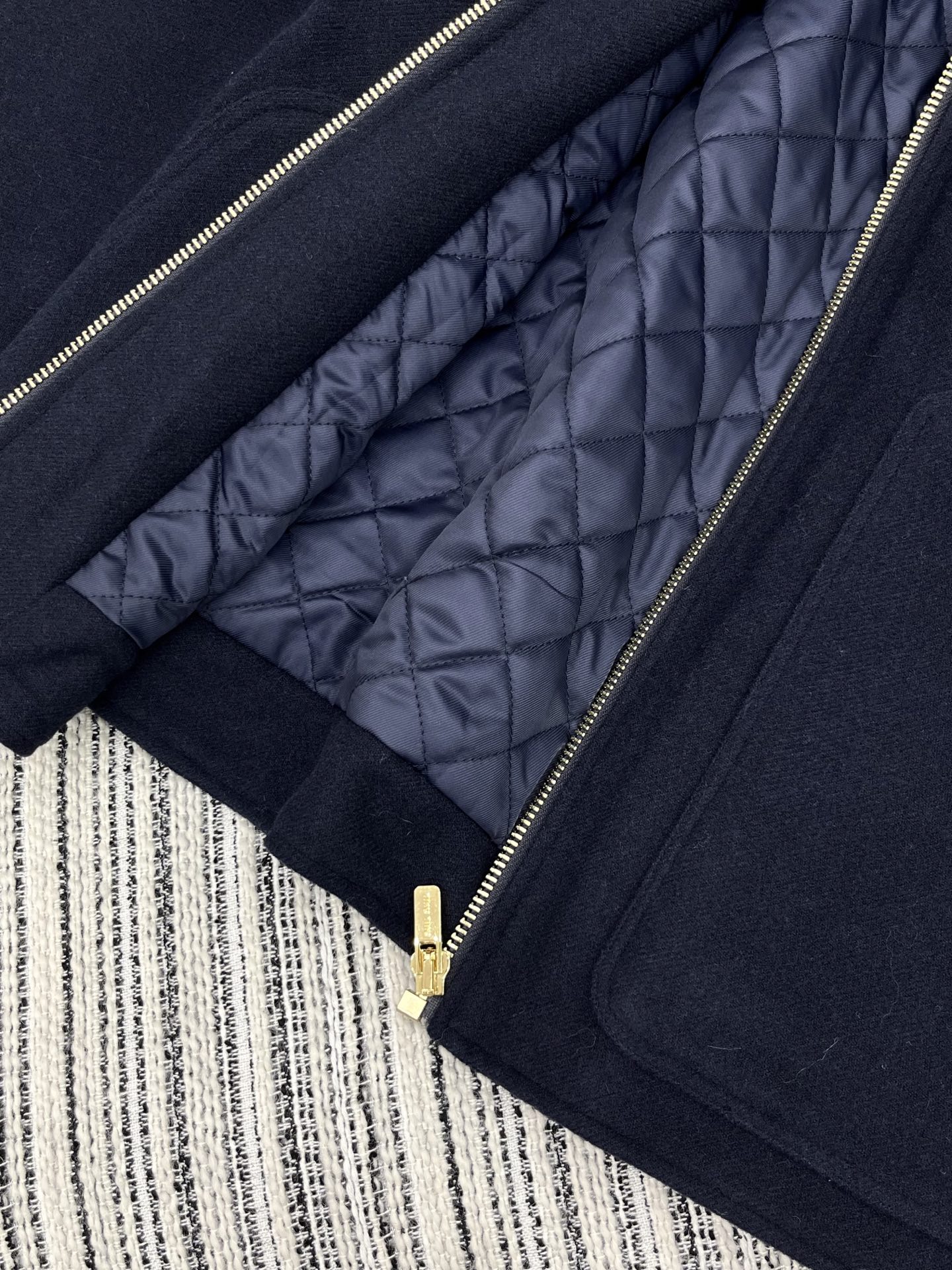 🛒𝐍𝐄𝐖 · 𝟐𝟎𝟐5/爆款现货原单品质 Miu Mi *｜25秋冬新品羊毛呢棉服外套撞色皮质翻领，定制