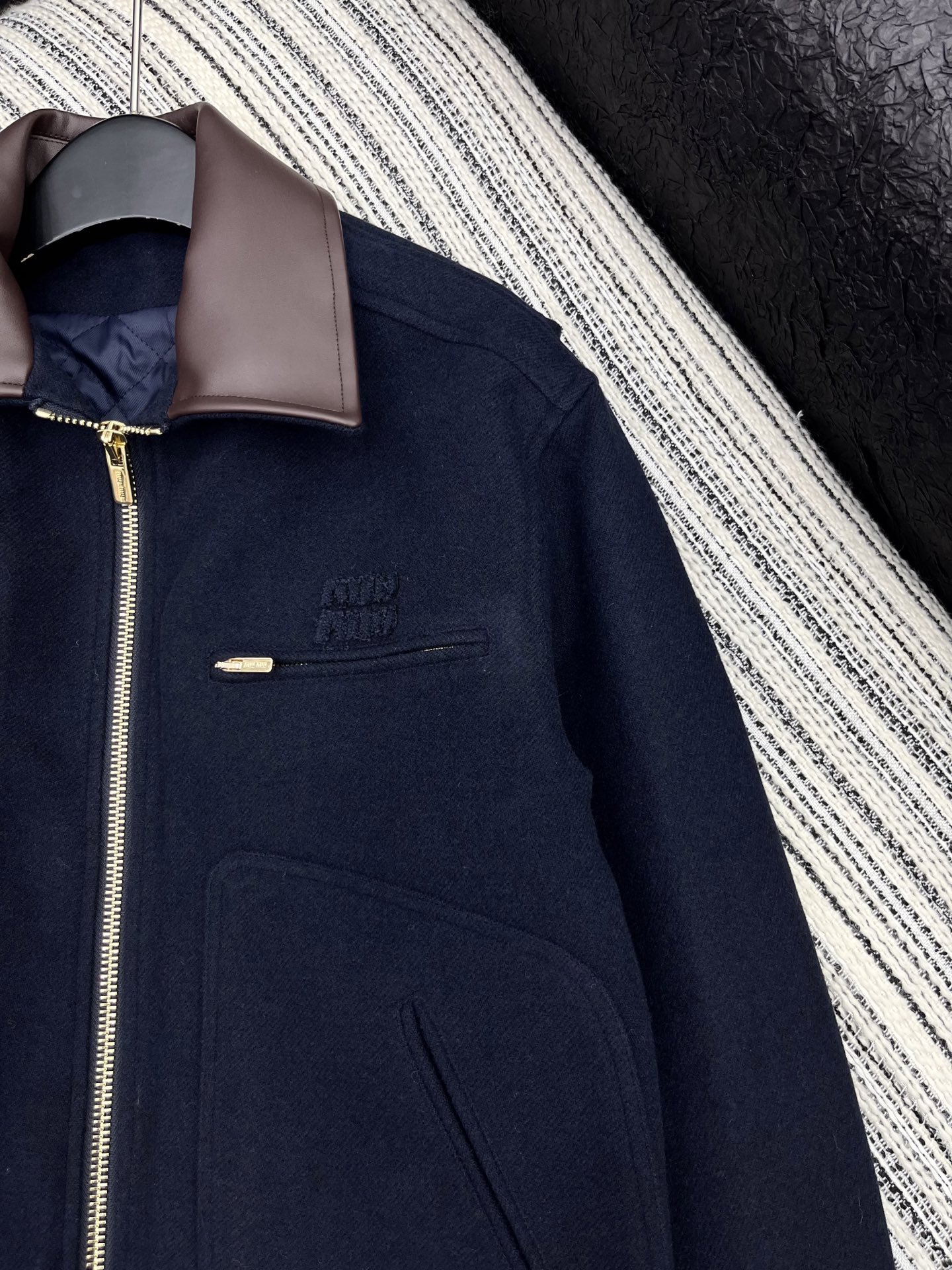 🛒𝐍𝐄𝐖 · 𝟐𝟎𝟐5/爆款现货原单品质 Miu Mi *｜25秋冬新品羊毛呢棉服外套撞色皮质翻领，定制