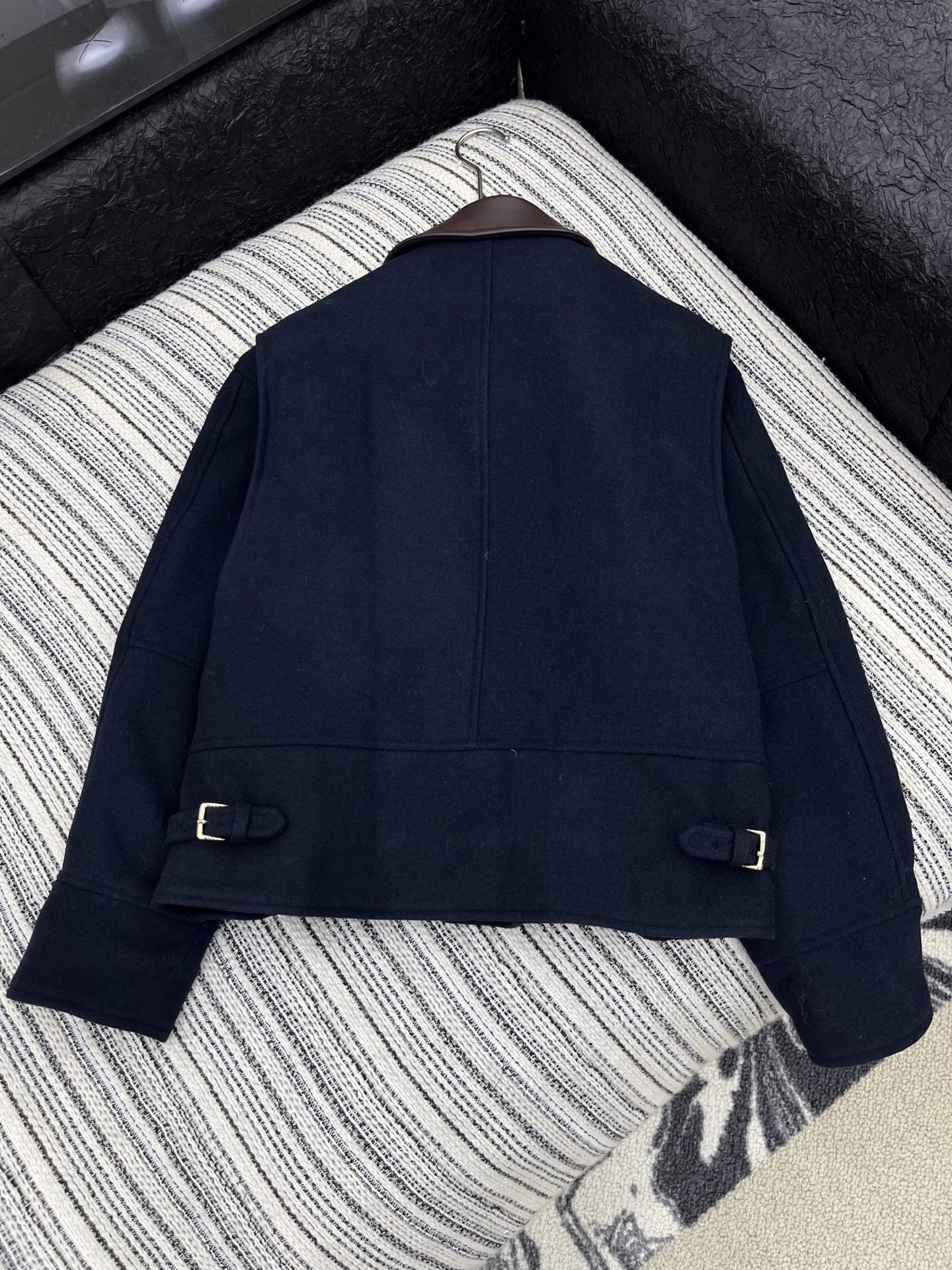 🛒𝐍𝐄𝐖 · 𝟐𝟎𝟐5/爆款现货原单品质 Miu Mi *｜25秋冬新品羊毛呢棉服外套撞色皮质翻领，定制