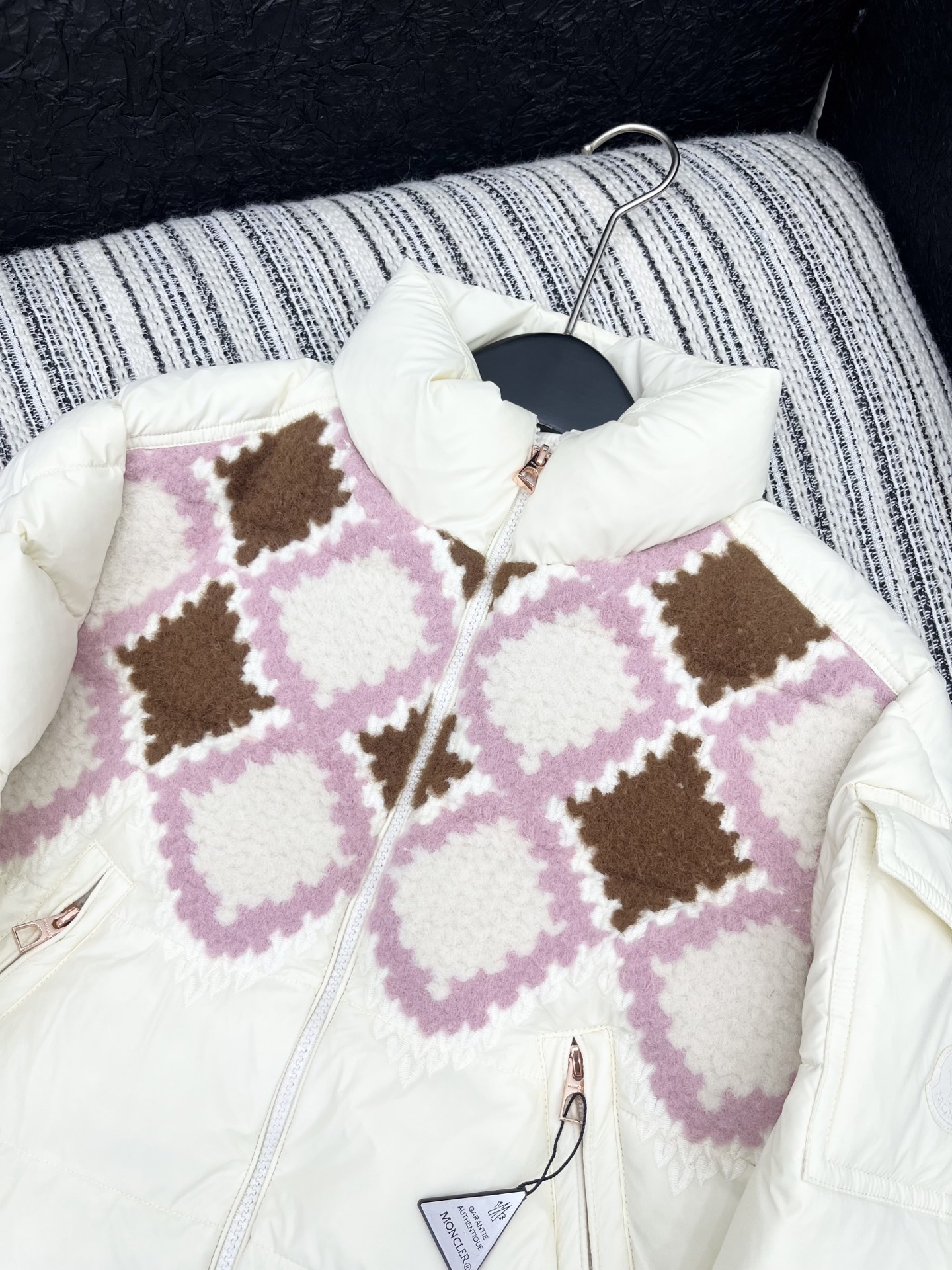 🛒𝐍𝐄𝐖 · 𝟐𝟎𝟐5/爆款现货【原版订制】Mon*｜25秋冬新品立领菱格粗花呢拼接羽绒服外套面包服设计