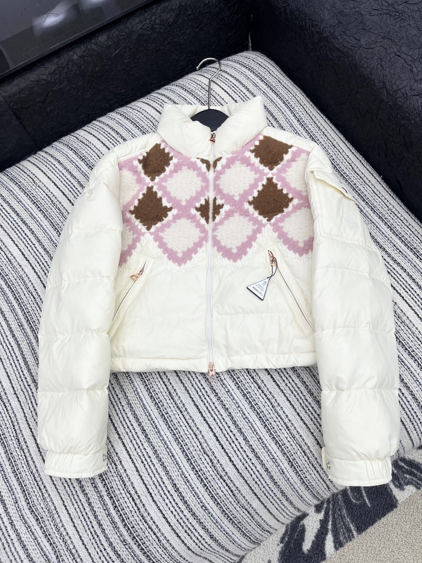 🛒𝐍𝐄𝐖 · 𝟐𝟎𝟐5/爆款现货【原版订制】Mon*｜25秋冬新品立领菱格粗花呢拼接羽绒服外套面包服设计