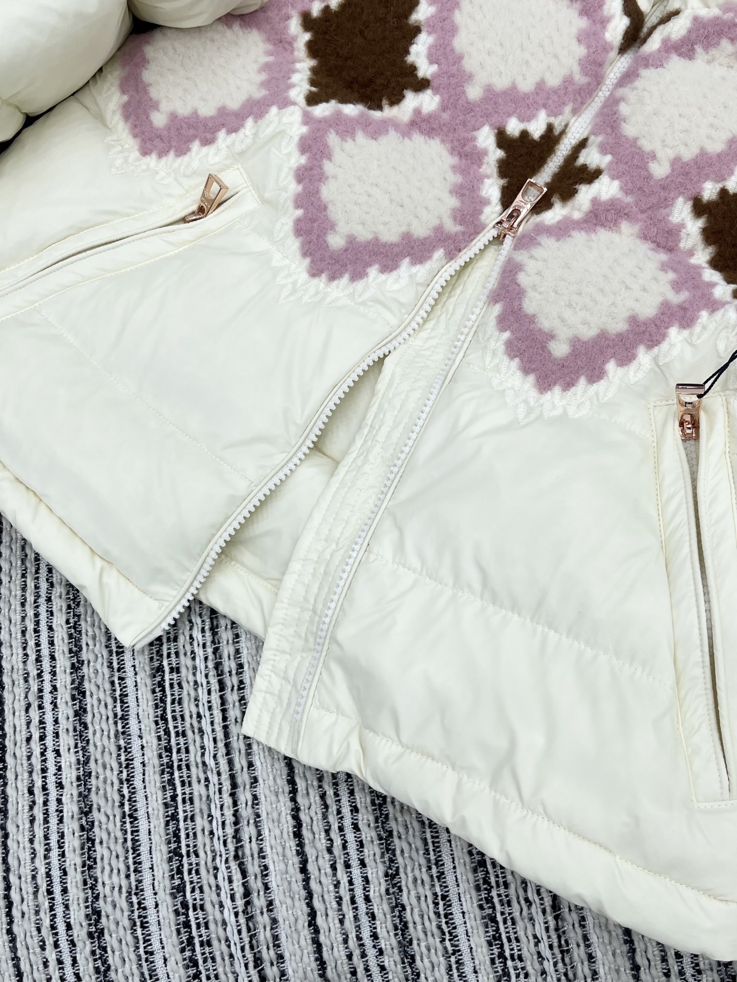 🛒𝐍𝐄𝐖 · 𝟐𝟎𝟐5/爆款现货【原版订制】Mon*｜25秋冬新品立领菱格粗花呢拼接羽绒服外套面包服设计