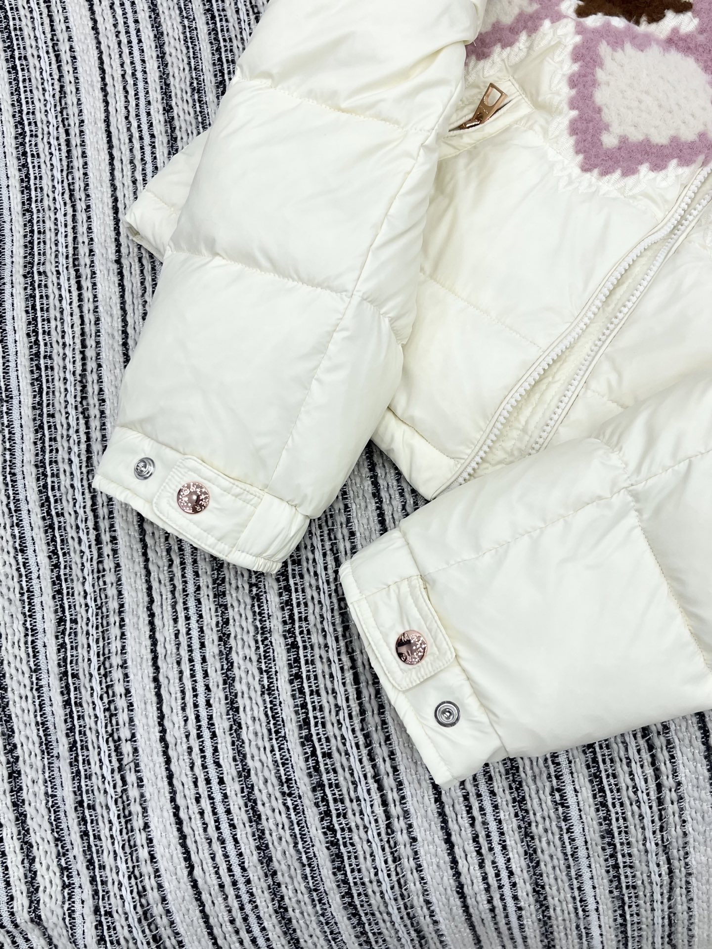 🛒𝐍𝐄𝐖 · 𝟐𝟎𝟐5/爆款现货【原版订制】Mon*｜25秋冬新品立领菱格粗花呢拼接羽绒服外套面包服设计