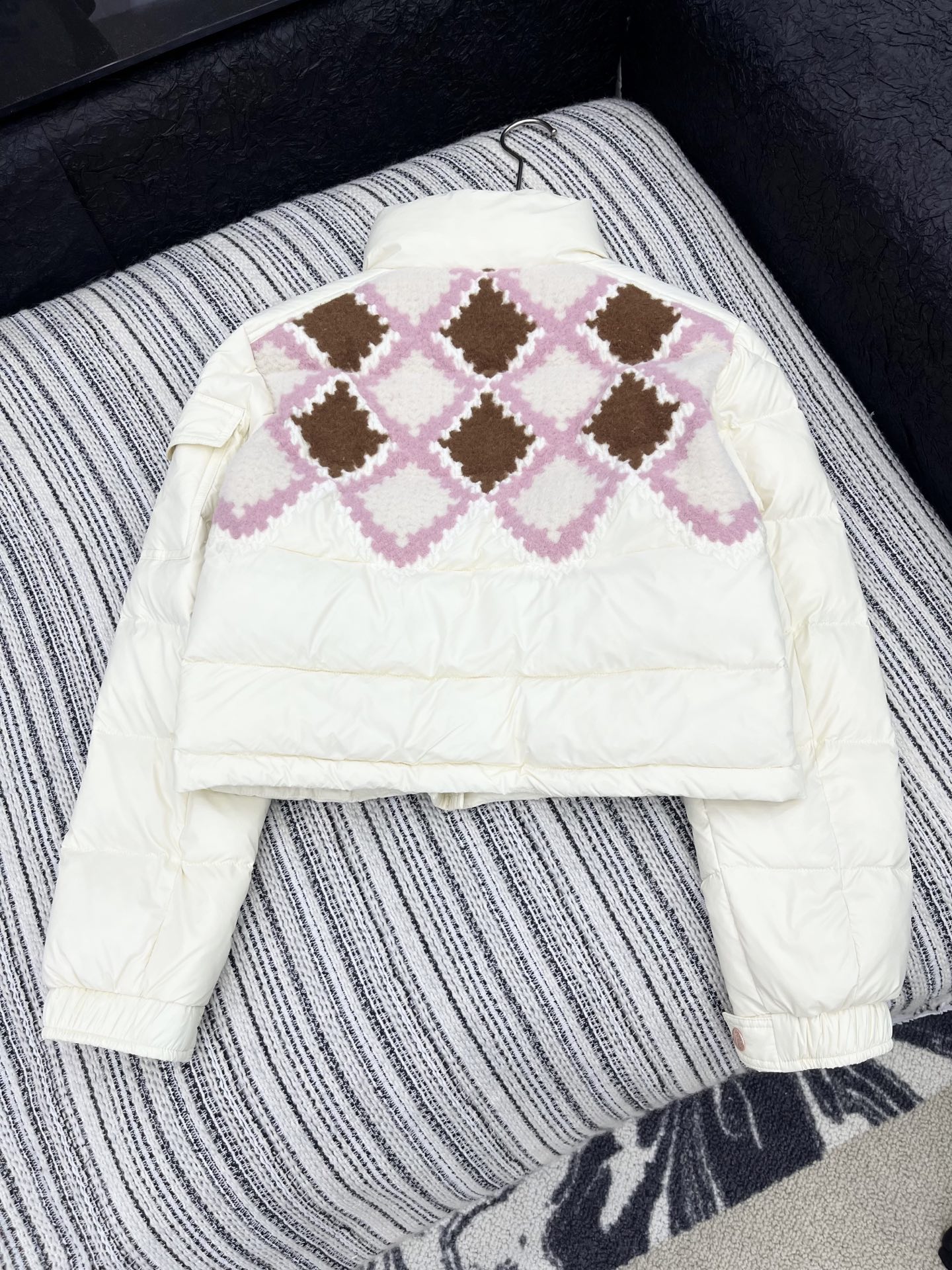 🛒𝐍𝐄𝐖 · 𝟐𝟎𝟐5/爆款现货【原版订制】Mon*｜25秋冬新品立领菱格粗花呢拼接羽绒服外套面包服设计