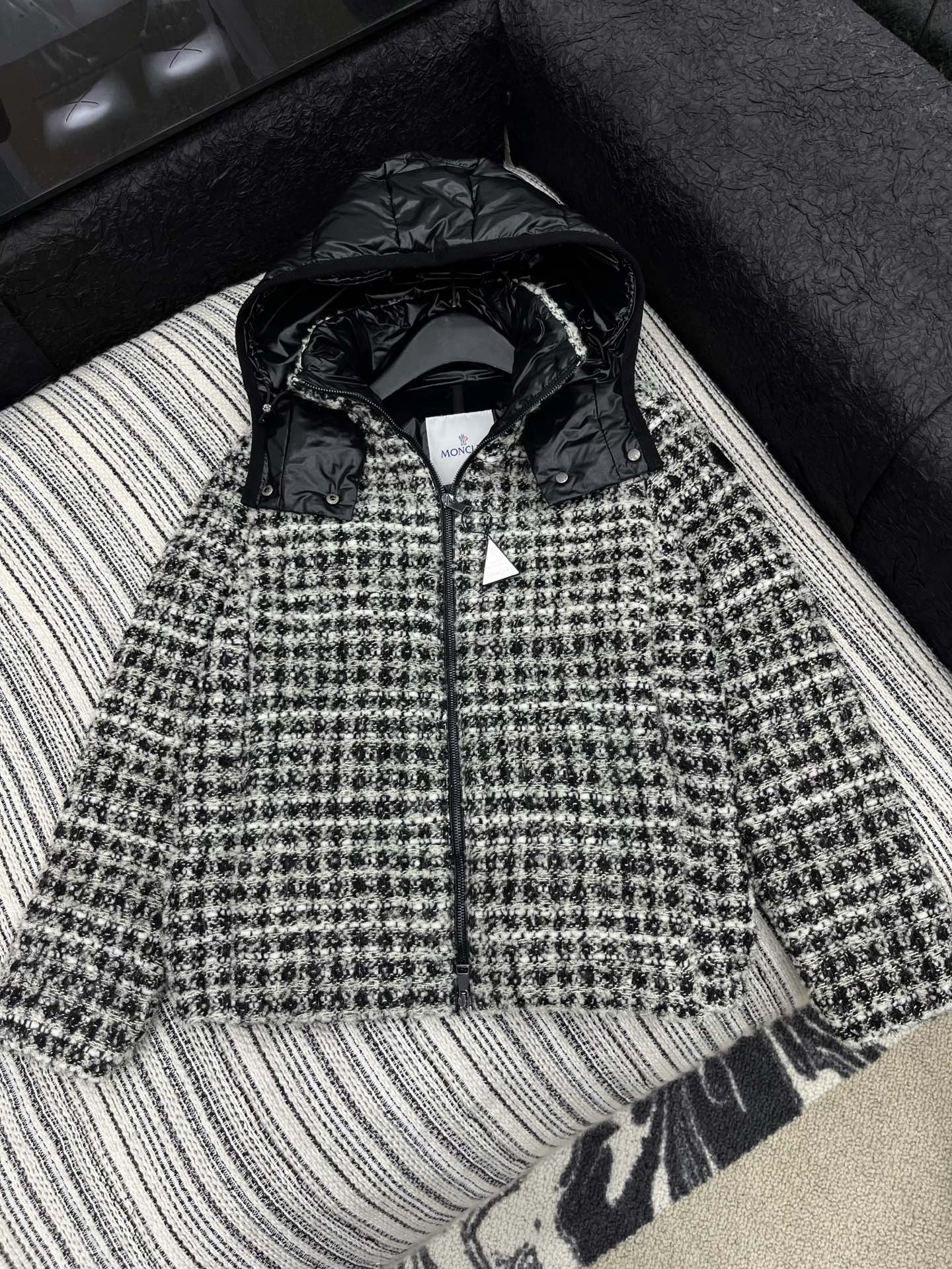 🛒𝐍𝐄𝐖 · 𝟐𝟎𝟐5/爆款现货【原版订制】Mon*｜25秋冬新品可拆卸带帽粗花呢拼接羽绒服外套面包服设