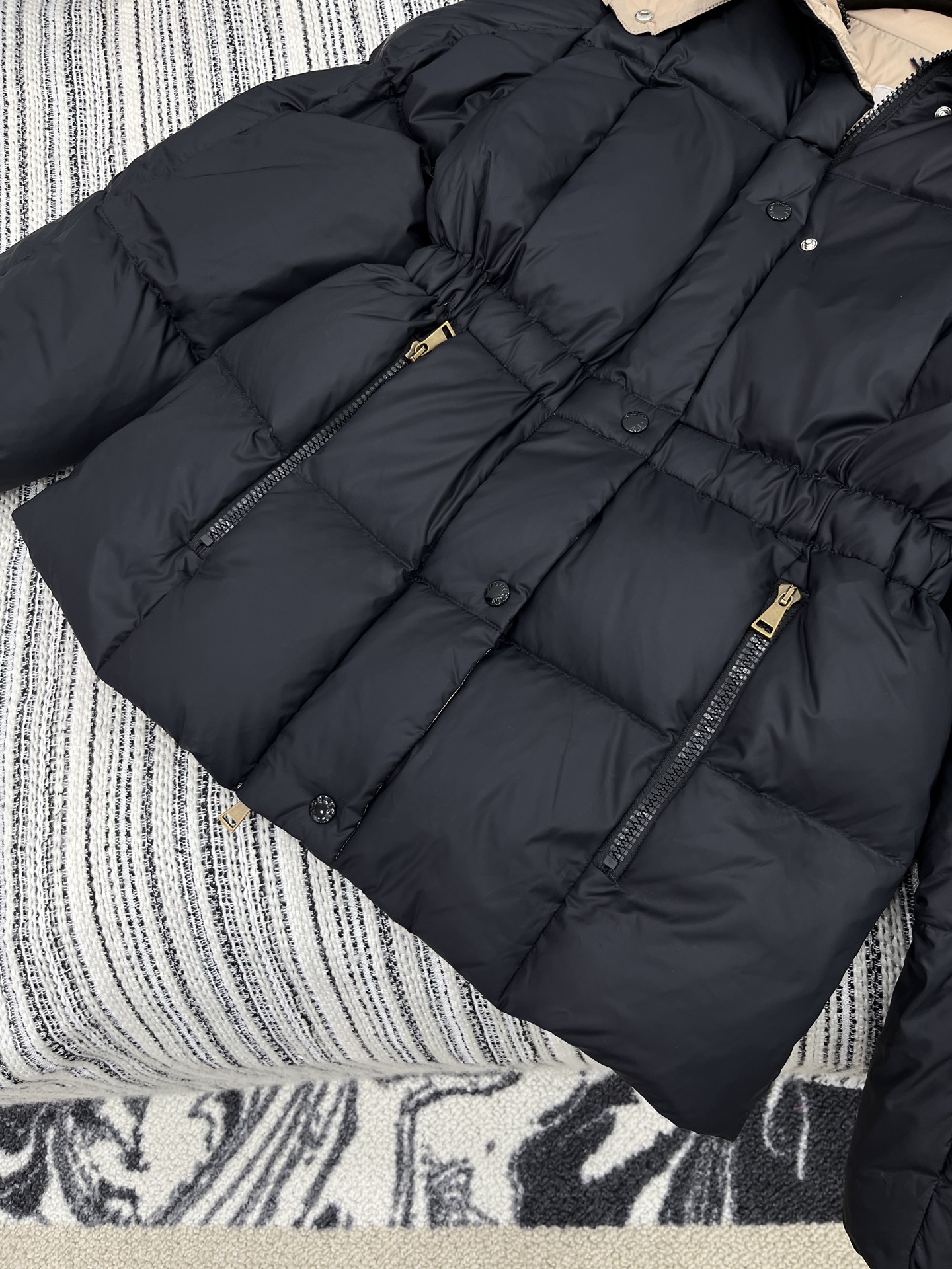 🛒𝐍𝐄𝐖 · 𝟐𝟎𝟐5/爆款现货【原版订制】Mon*｜25秋冬新品可拆卸带帽收腰羽绒服外套面包服设计 9