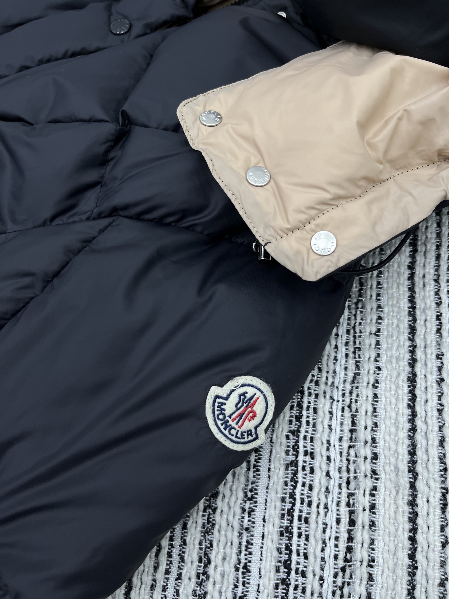 🛒𝐍𝐄𝐖 · 𝟐𝟎𝟐5/爆款现货【原版订制】Mon*｜25秋冬新品可拆卸带帽收腰羽绒服外套面包服设计 9