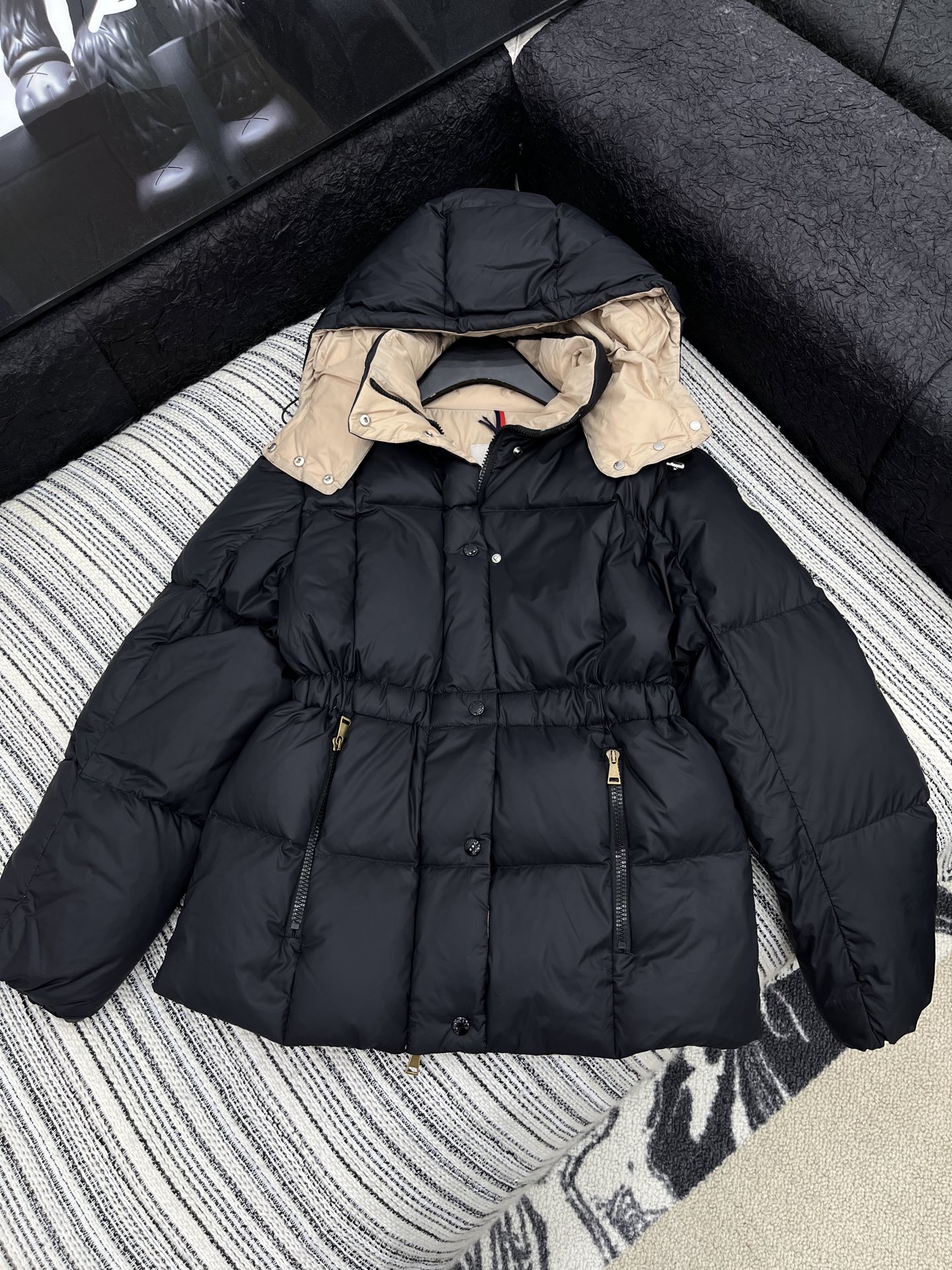 🛒𝐍𝐄𝐖 · 𝟐𝟎𝟐5/爆款现货【原版订制】Mon*｜25秋冬新品可拆卸带帽收腰羽绒服外套面包服设计 9