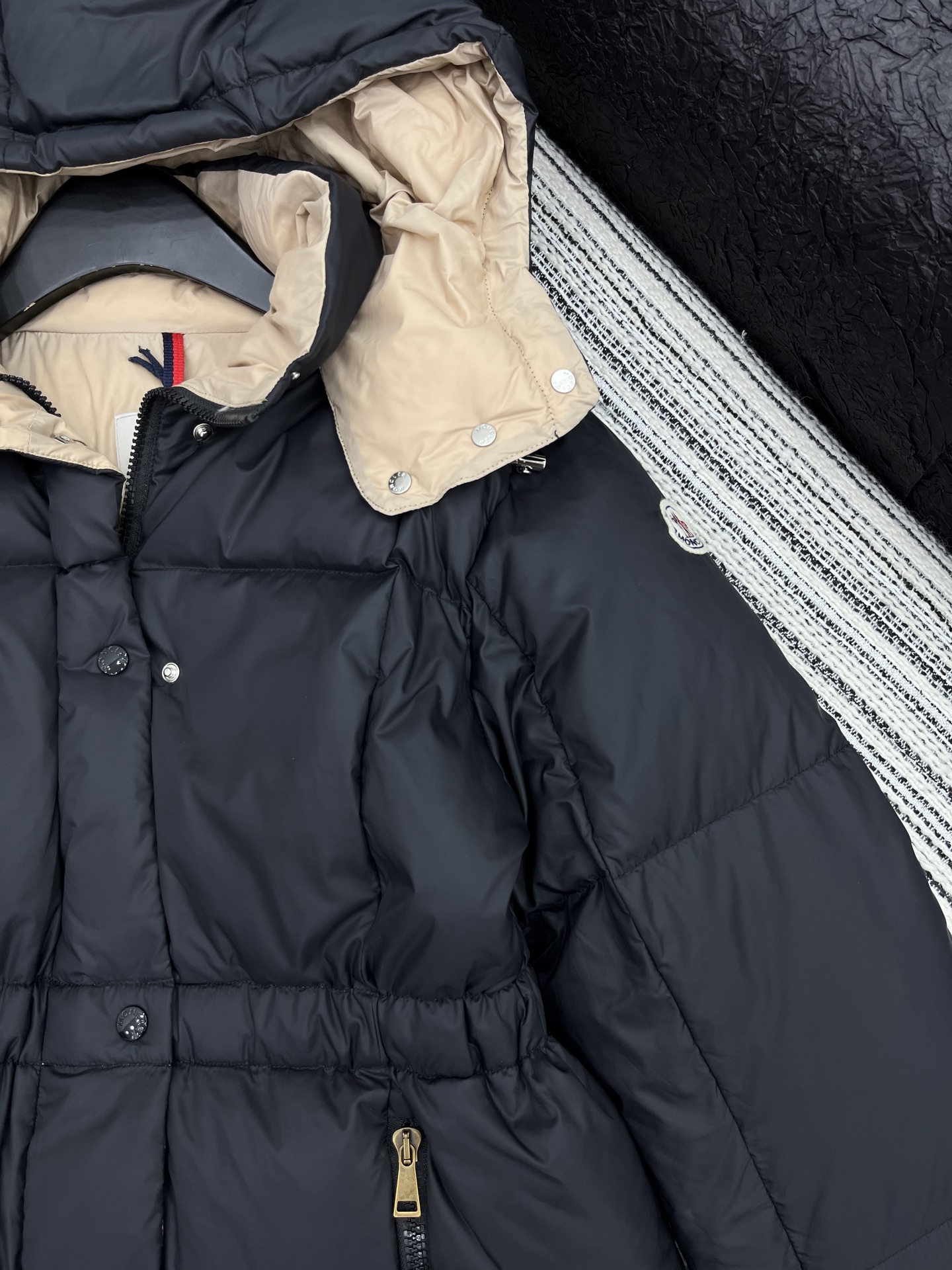 🛒𝐍𝐄𝐖 · 𝟐𝟎𝟐5/爆款现货【原版订制】Mon*｜25秋冬新品可拆卸带帽收腰羽绒服外套面包服设计 9