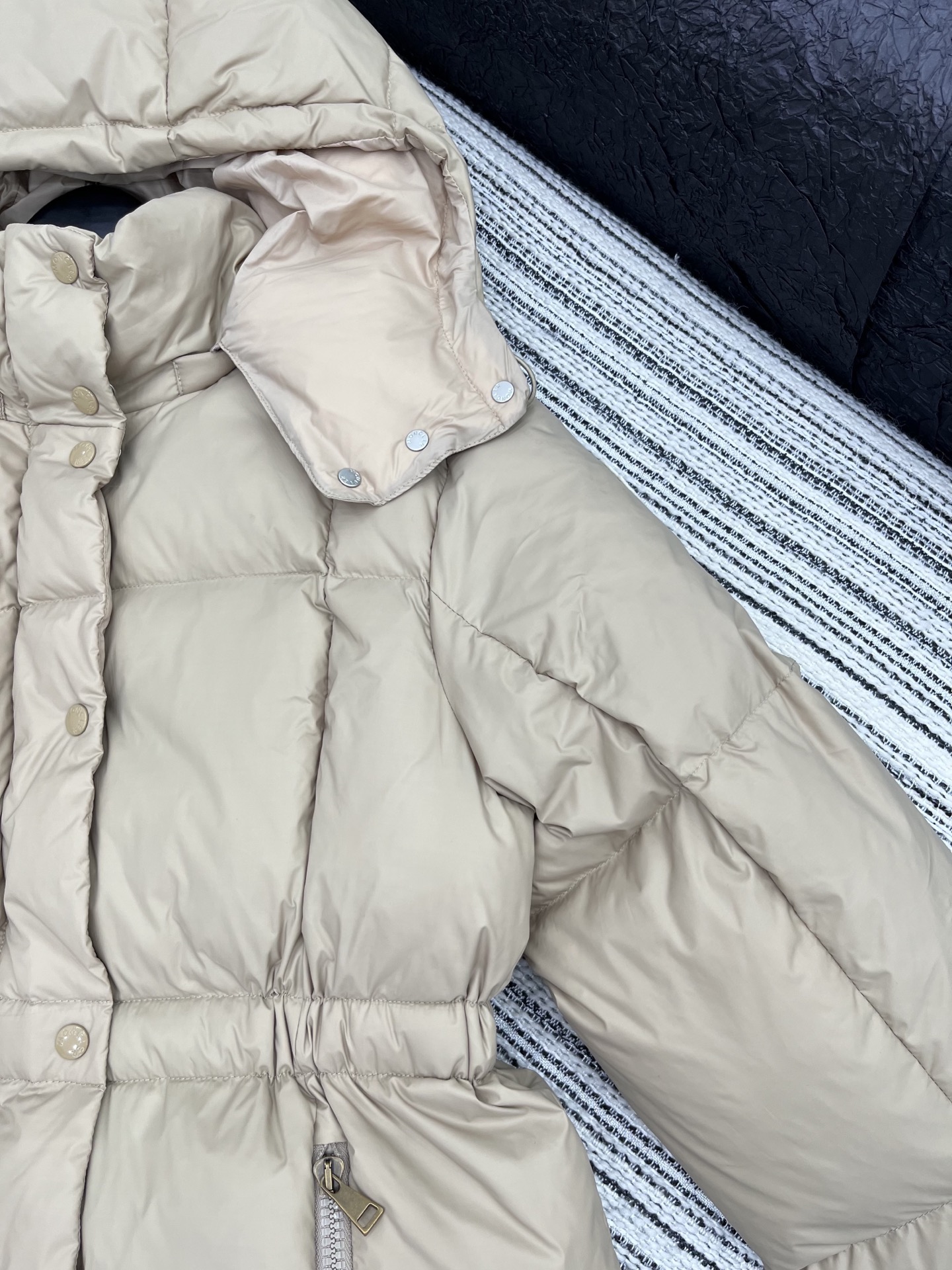 🛒𝐍𝐄𝐖 · 𝟐𝟎𝟐5/爆款现货【原版订制】Mon*｜25秋冬新品可拆卸带帽收腰羽绒服外套面包服设计 9