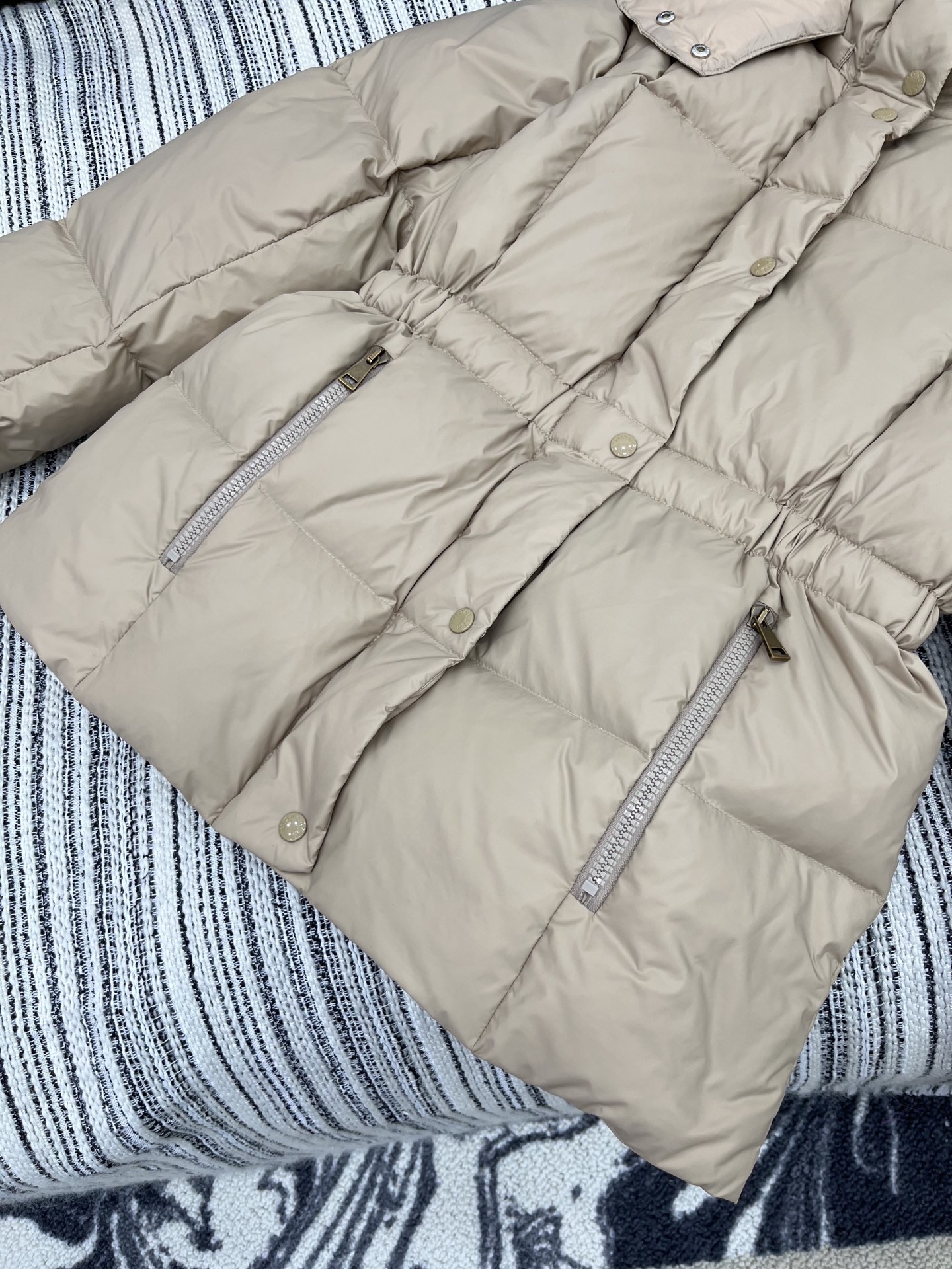 🛒𝐍𝐄𝐖 · 𝟐𝟎𝟐5/爆款现货【原版订制】Mon*｜25秋冬新品可拆卸带帽收腰羽绒服外套面包服设计 9