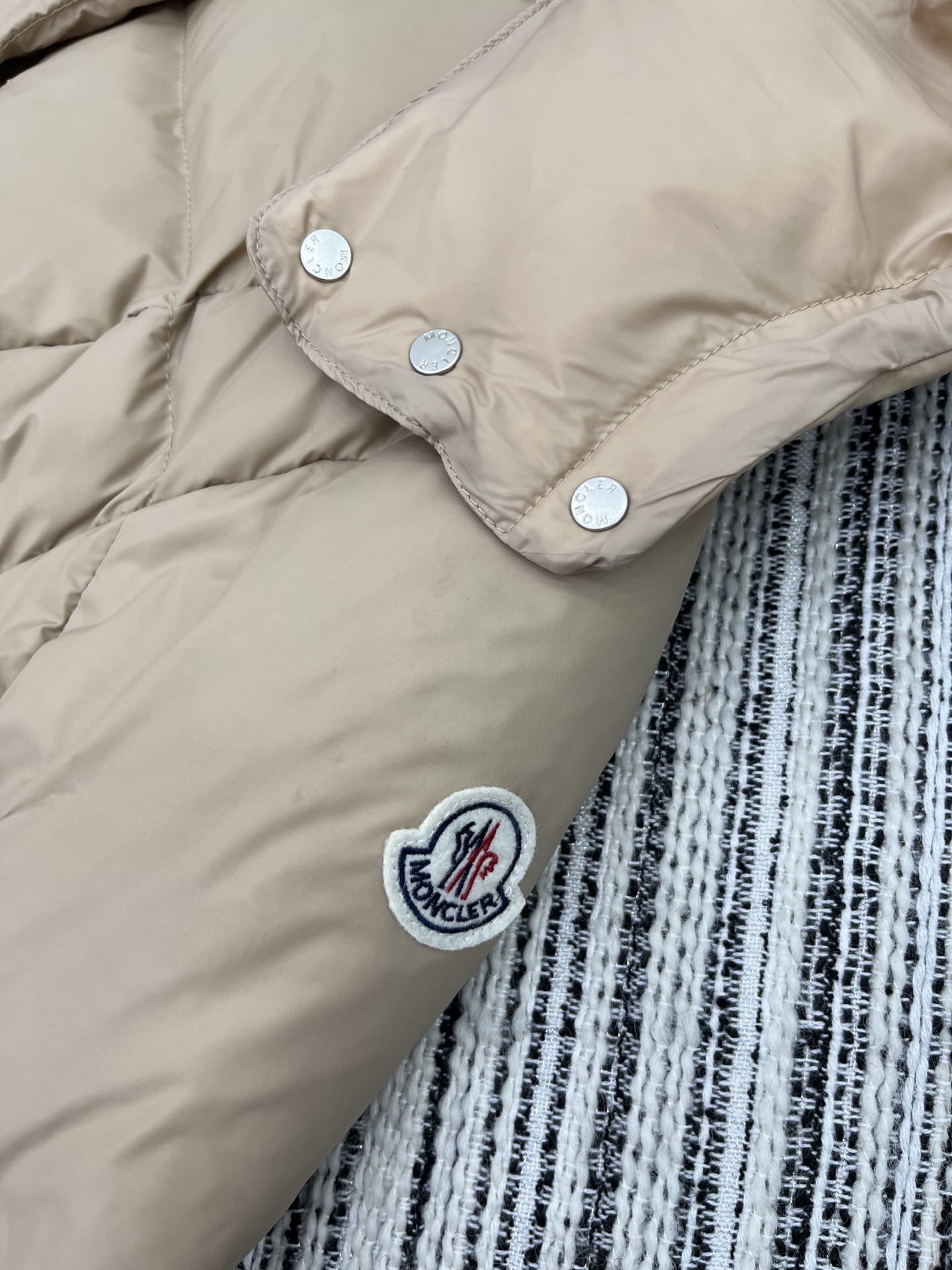 🛒𝐍𝐄𝐖 · 𝟐𝟎𝟐5/爆款现货【原版订制】Mon*｜25秋冬新品可拆卸带帽收腰羽绒服外套面包服设计 9