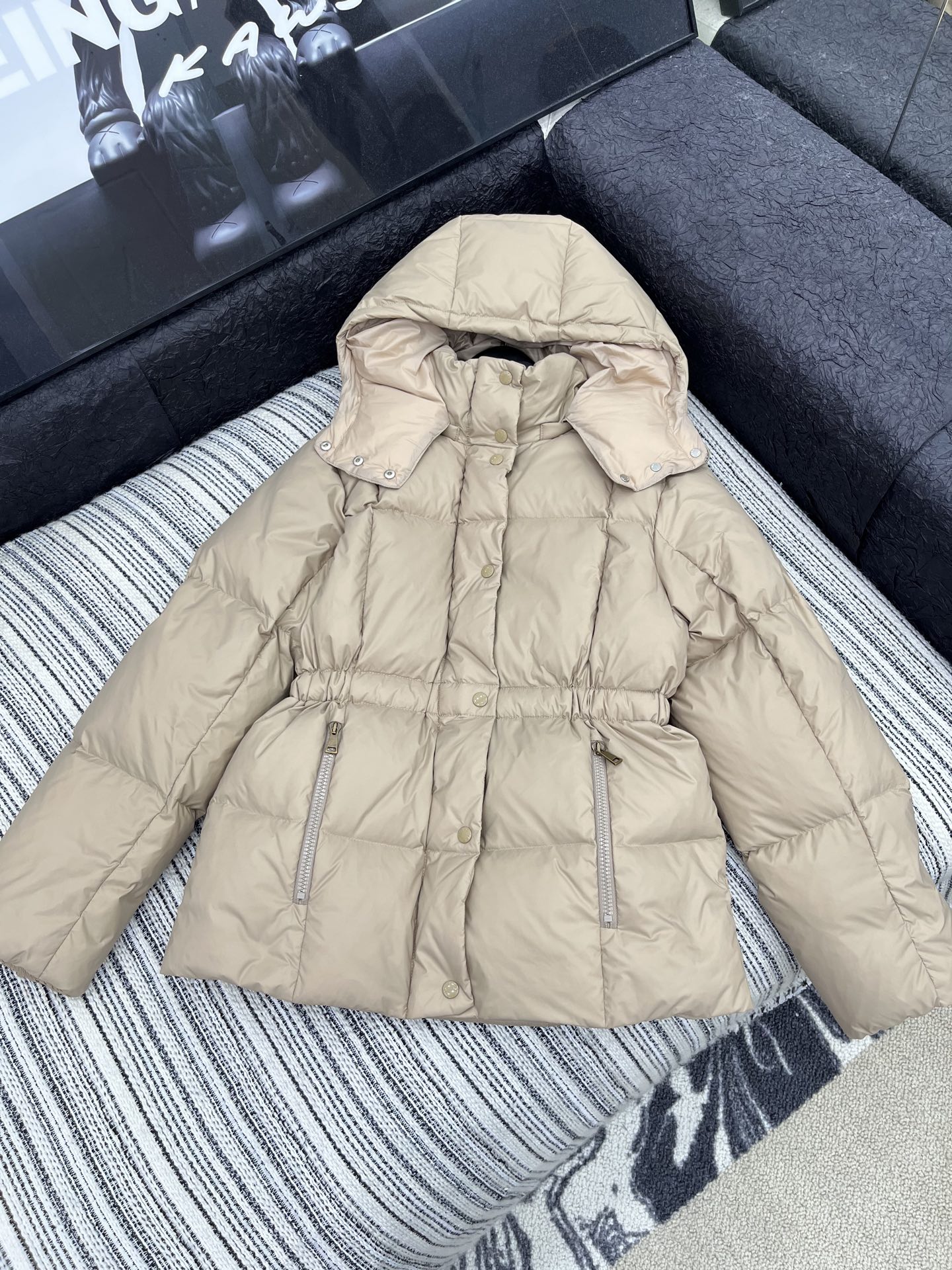 🛒𝐍𝐄𝐖 · 𝟐𝟎𝟐5/爆款现货【原版订制】Mon*｜25秋冬新品可拆卸带帽收腰羽绒服外套面包服设计 9