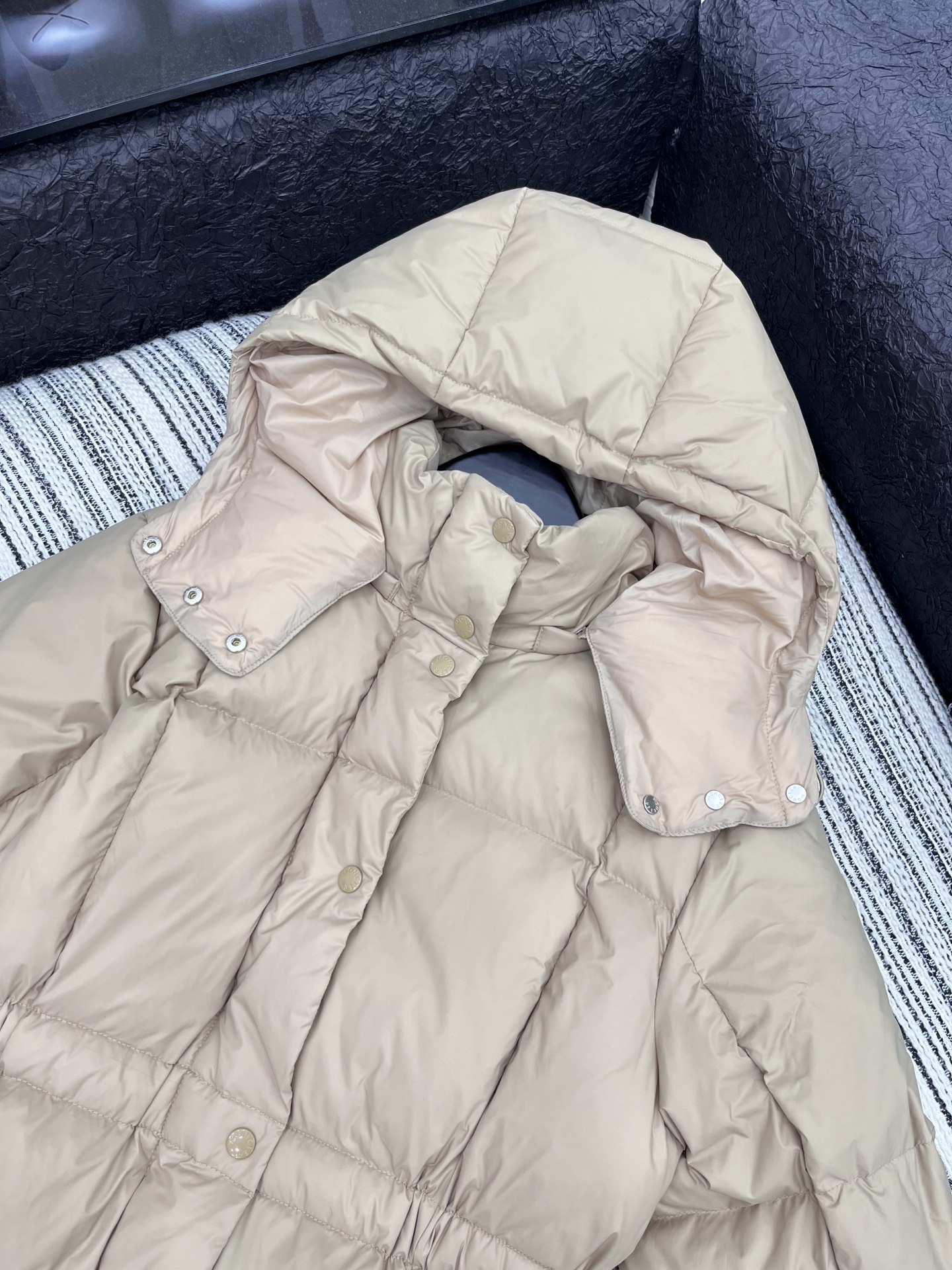 🛒𝐍𝐄𝐖 · 𝟐𝟎𝟐5/爆款现货【原版订制】Mon*｜25秋冬新品可拆卸带帽收腰羽绒服外套面包服设计 9