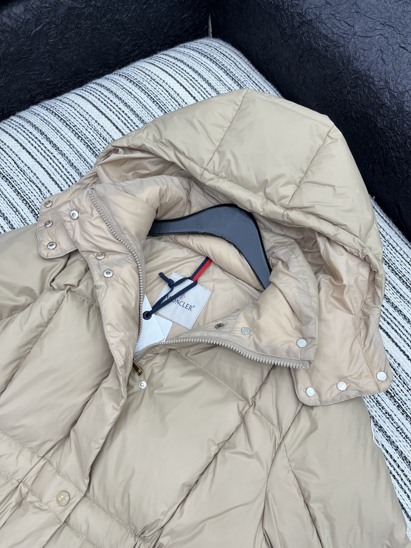 🛒𝐍𝐄𝐖 · 𝟐𝟎𝟐5/爆款现货【原版订制】Mon*｜25秋冬新品可拆卸带帽收腰羽绒服外套面包服设计 9