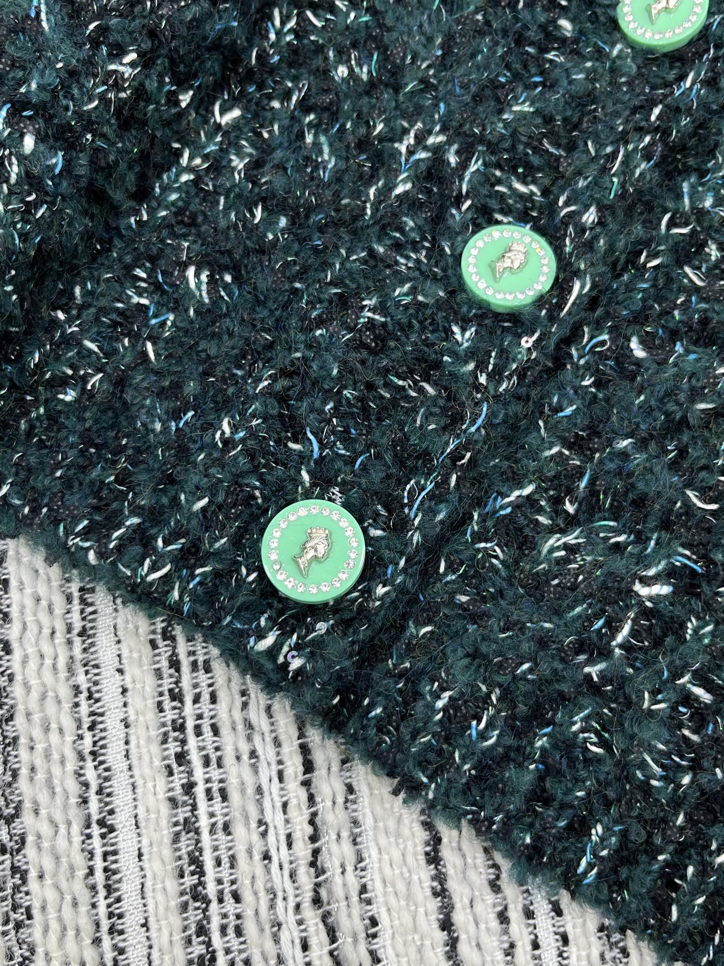 🛒𝐍𝐄𝐖 · 𝟐𝟎𝟐5/爆款现货原单品质 Chan*｜25中古系列重工手工宝石扣翻领外套独家订制纱线 ，