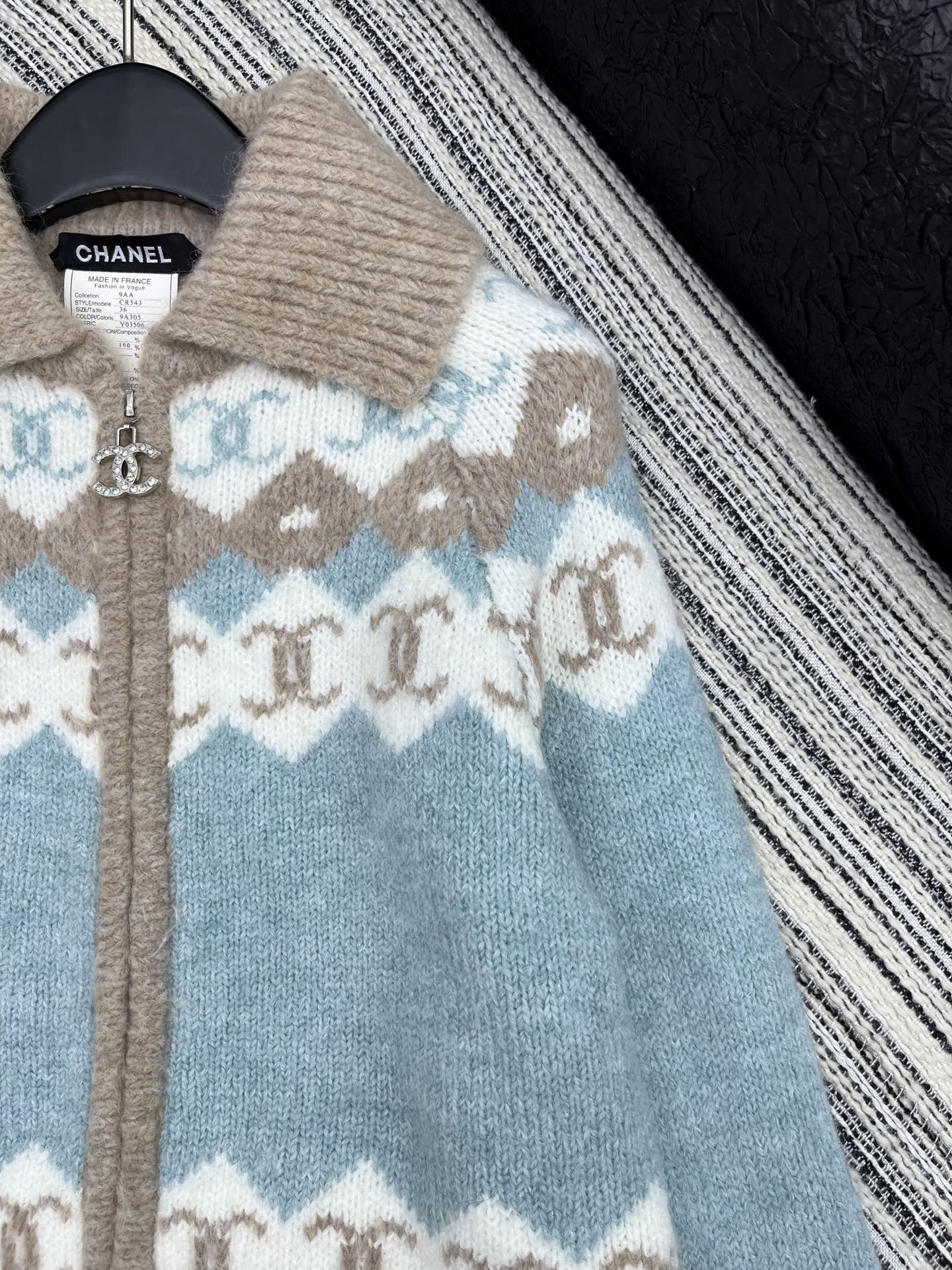 🛒𝐍𝐄𝐖 · 𝟐𝟎𝟐5/爆款现货原单品质 Chan*｜25中古系列重工手双钻C拉链翻领外套独家订制纱线 