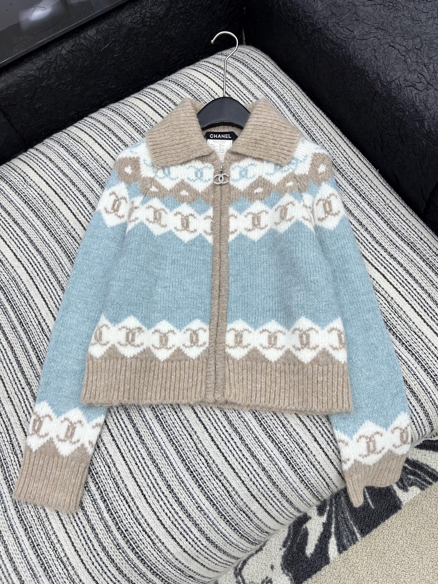 🛒𝐍𝐄𝐖 · 𝟐𝟎𝟐5/爆款现货原单品质 Chan*｜25中古系列重工手双钻C拉链翻领外套独家订制纱线 