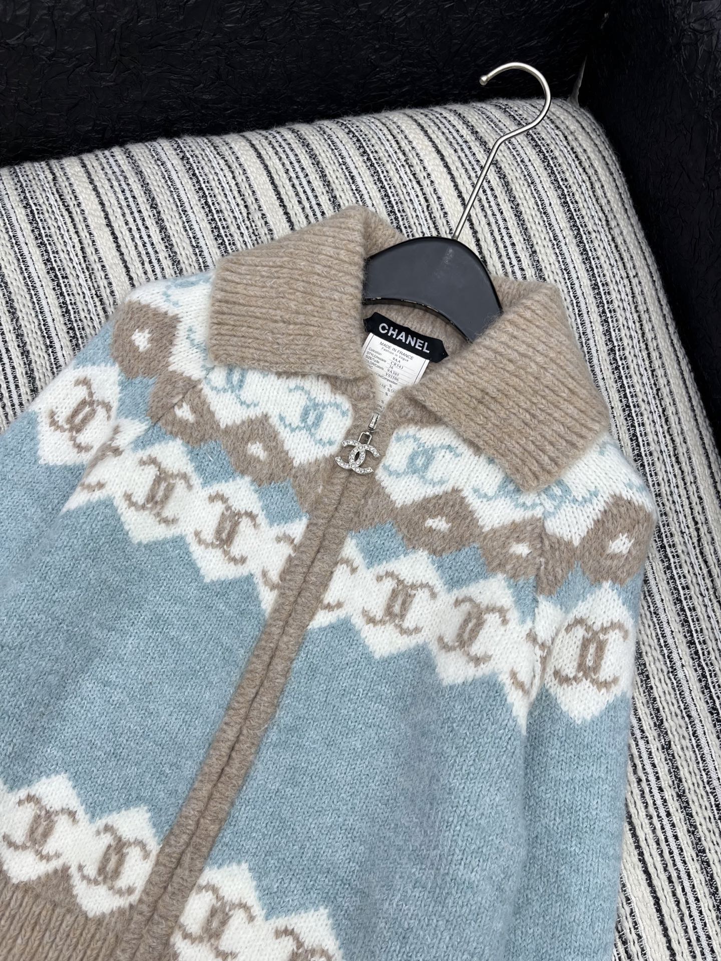 🛒𝐍𝐄𝐖 · 𝟐𝟎𝟐5/爆款现货原单品质 Chan*｜25中古系列重工手双钻C拉链翻领外套独家订制纱线 