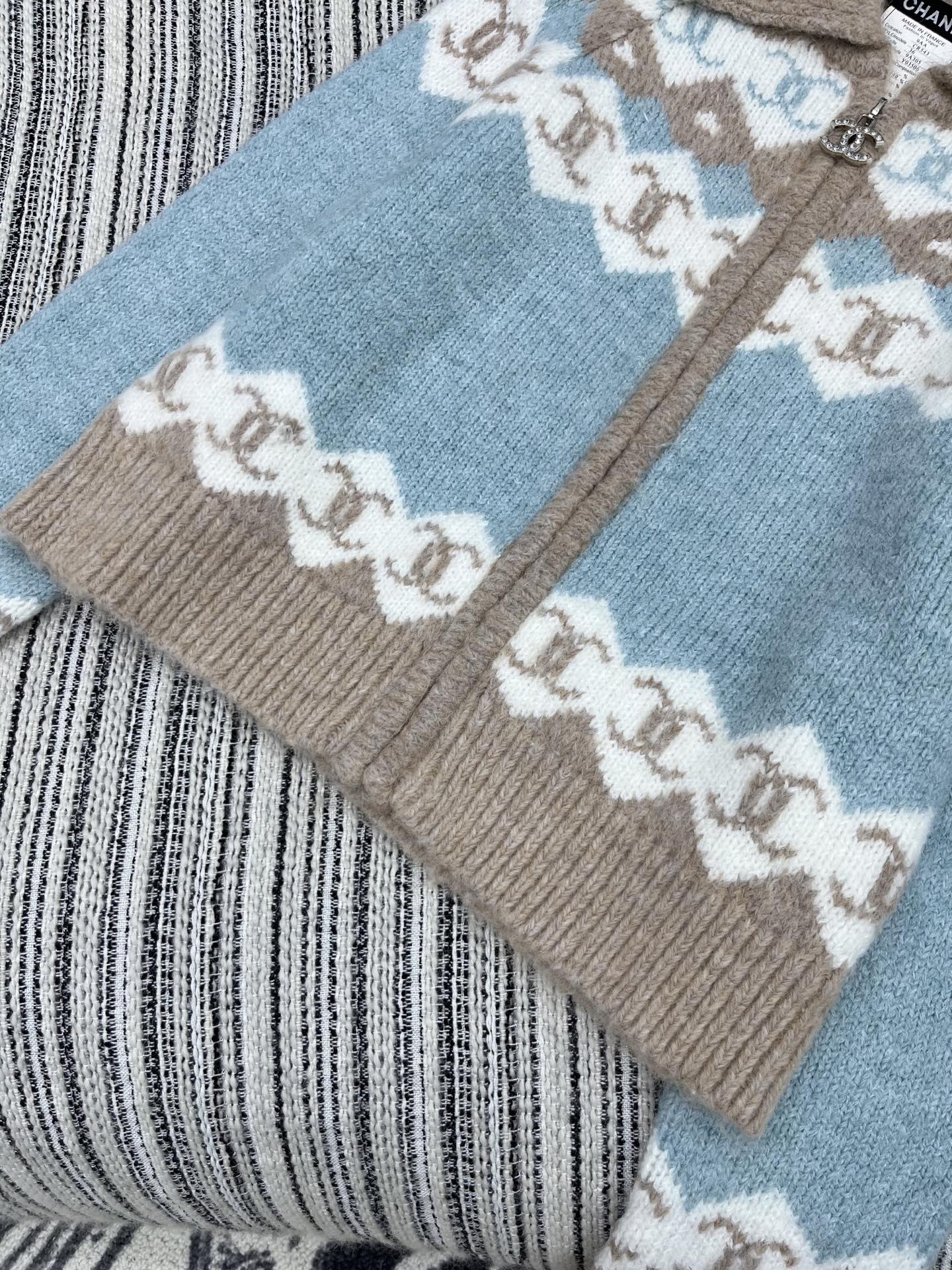 🛒𝐍𝐄𝐖 · 𝟐𝟎𝟐5/爆款现货原单品质 Chan*｜25中古系列重工手双钻C拉链翻领外套独家订制纱线 