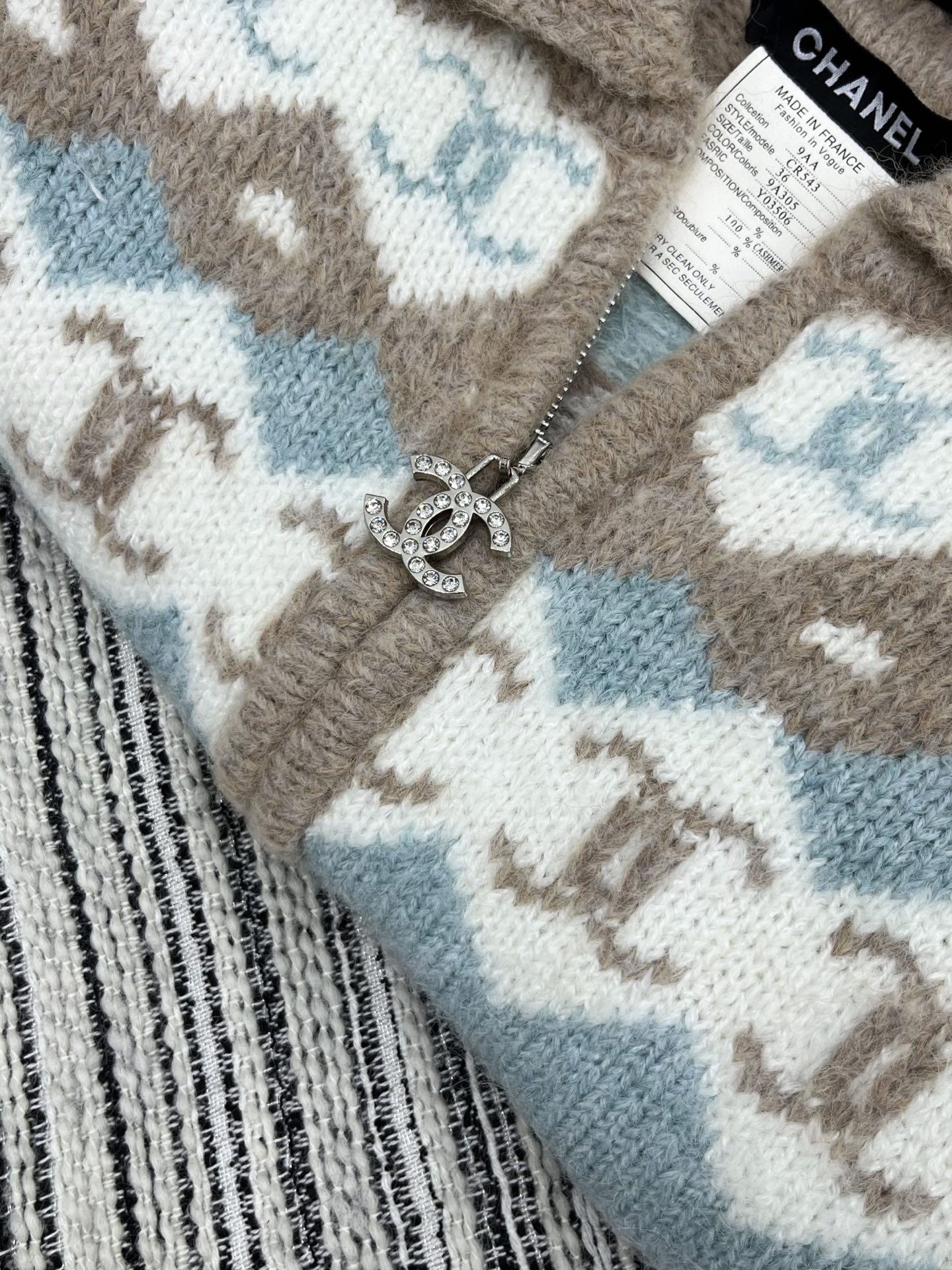 🛒𝐍𝐄𝐖 · 𝟐𝟎𝟐5/爆款现货原单品质 Chan*｜25中古系列重工手双钻C拉链翻领外套独家订制纱线 