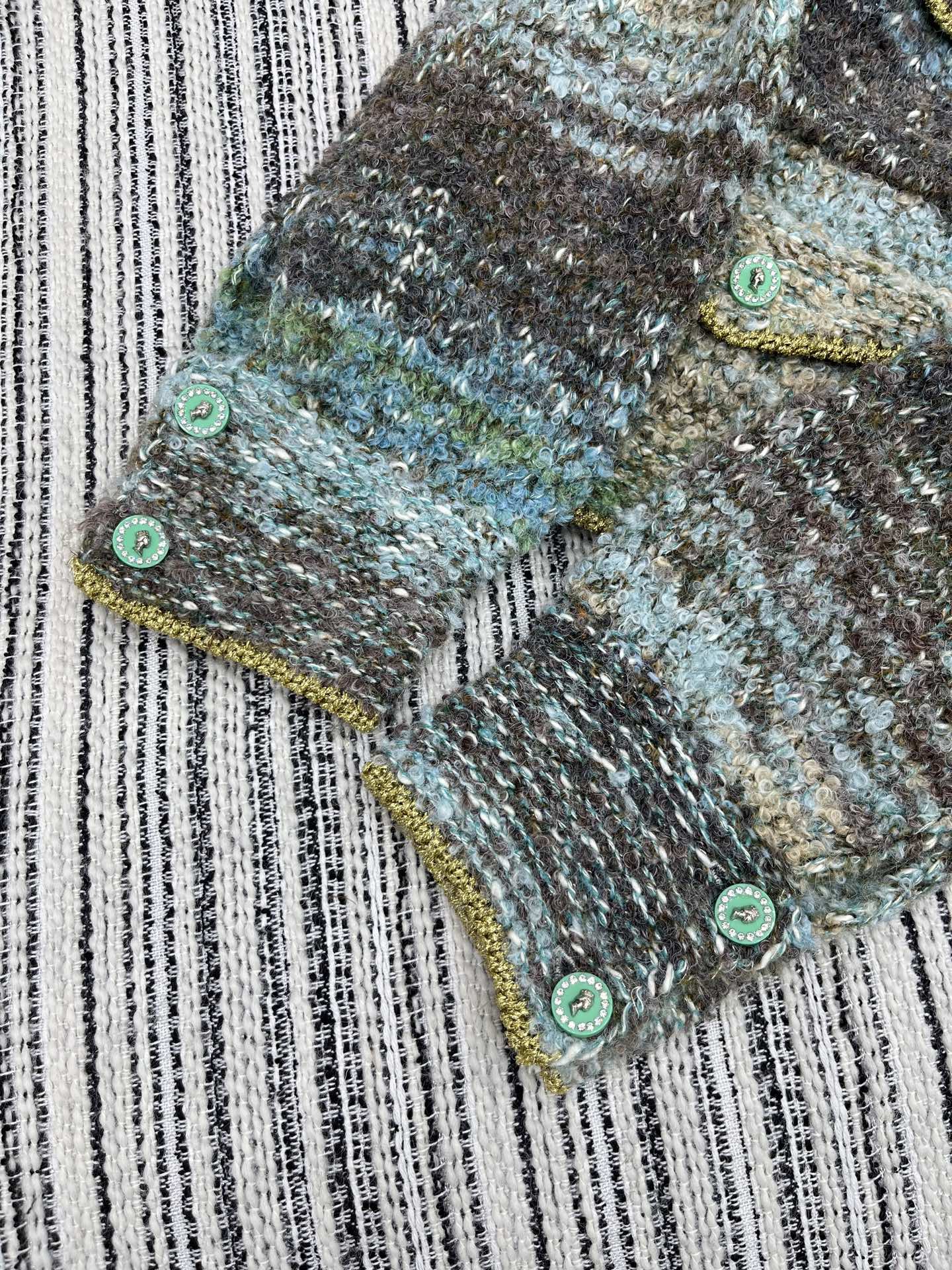 🛒𝐍𝐄𝐖 · 𝟐𝟎𝟐5/爆款现货原单品质 Chan*｜25中古系列手工钻扣翻领外套独家订制纱线 ，撞色设