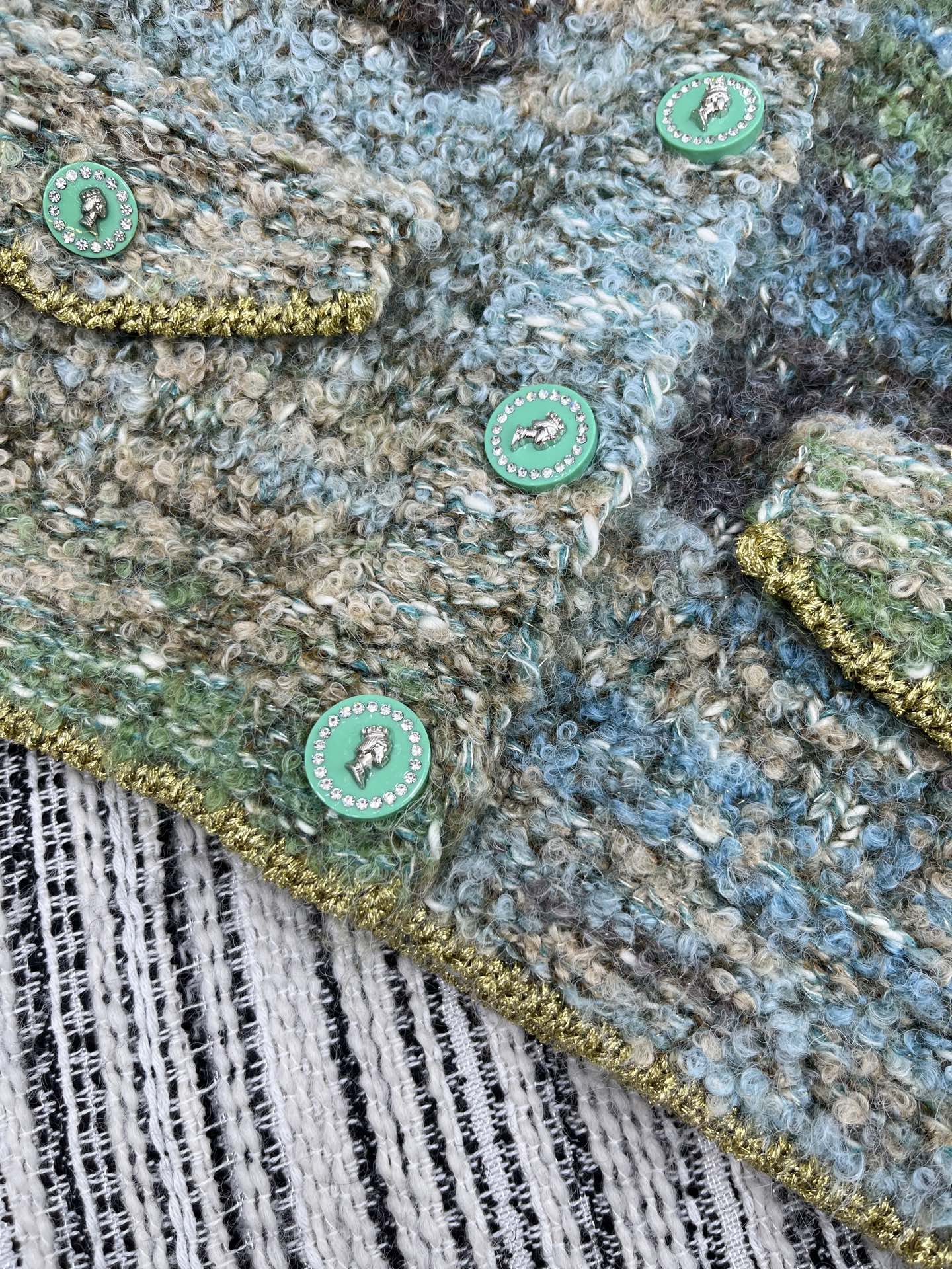 🛒𝐍𝐄𝐖 · 𝟐𝟎𝟐5/爆款现货原单品质 Chan*｜25中古系列手工钻扣翻领外套独家订制纱线 ，撞色设