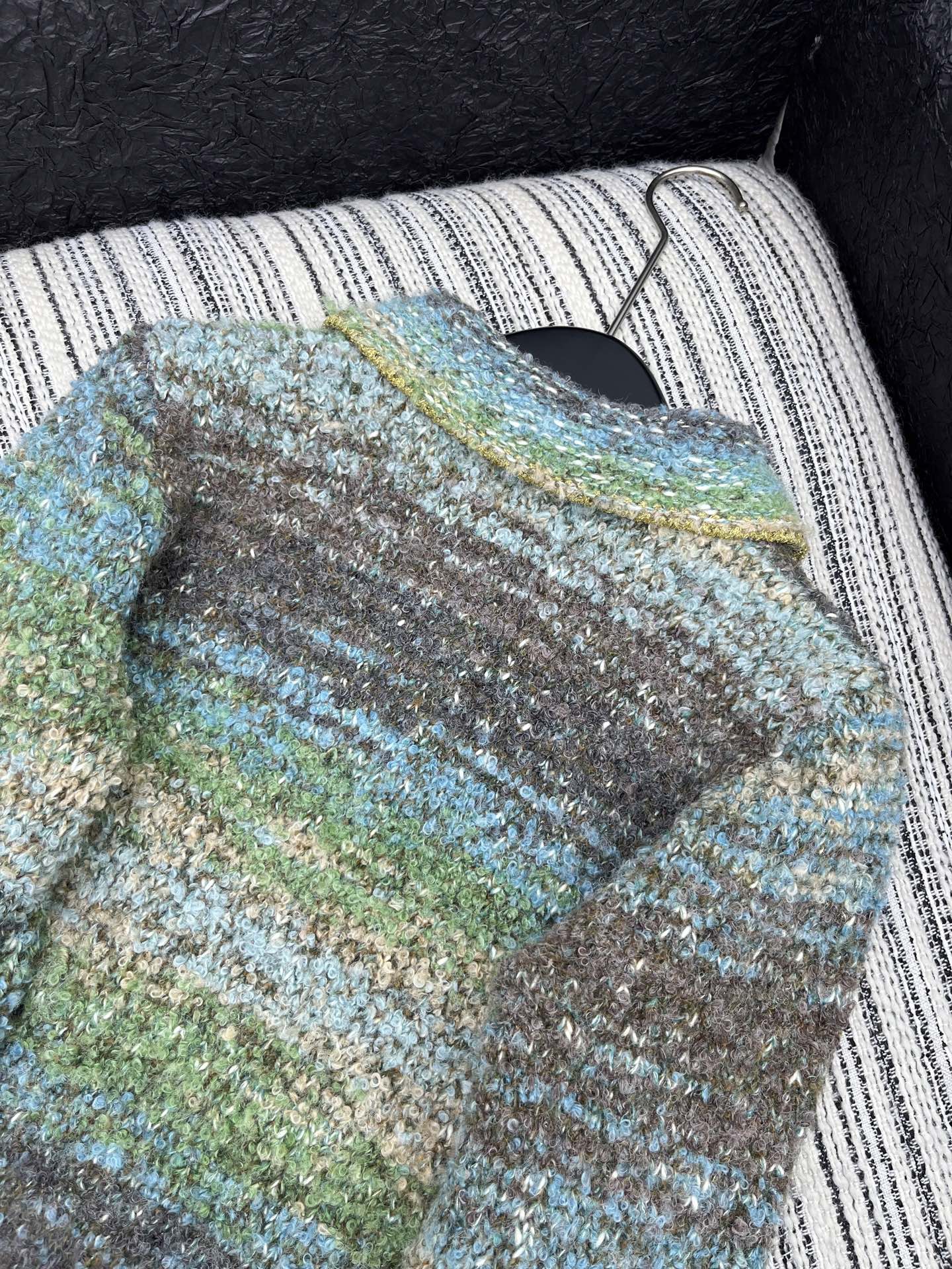 🛒𝐍𝐄𝐖 · 𝟐𝟎𝟐5/爆款现货原单品质 Chan*｜25中古系列手工钻扣翻领外套独家订制纱线 ，撞色设