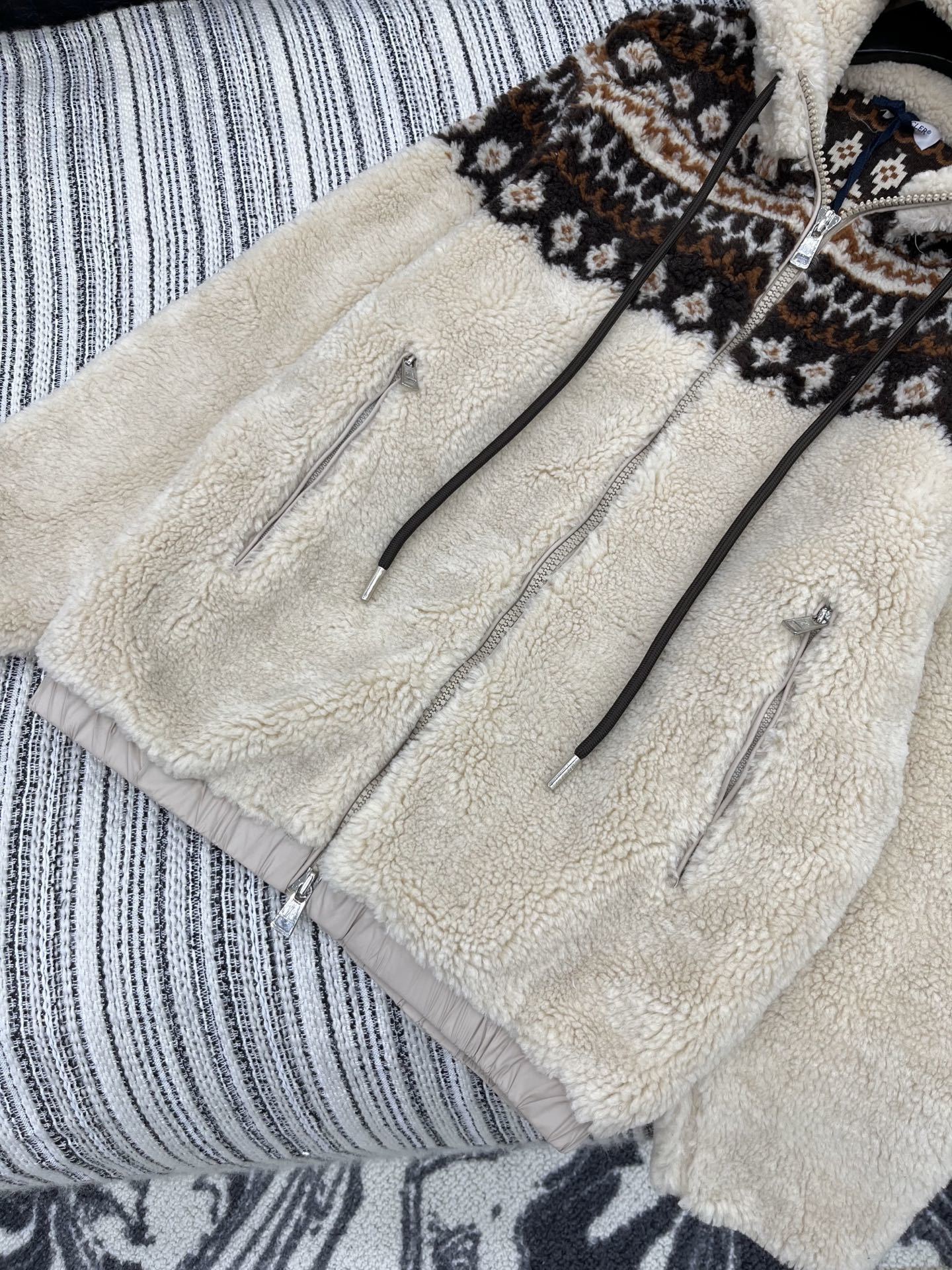 🛒𝐍𝐄𝐖 · 𝟐𝟎𝟐5/爆款现货原单品质 Mon*|25新款羊羔毛带帽拉链外套爆单款 气质女神必入 订制