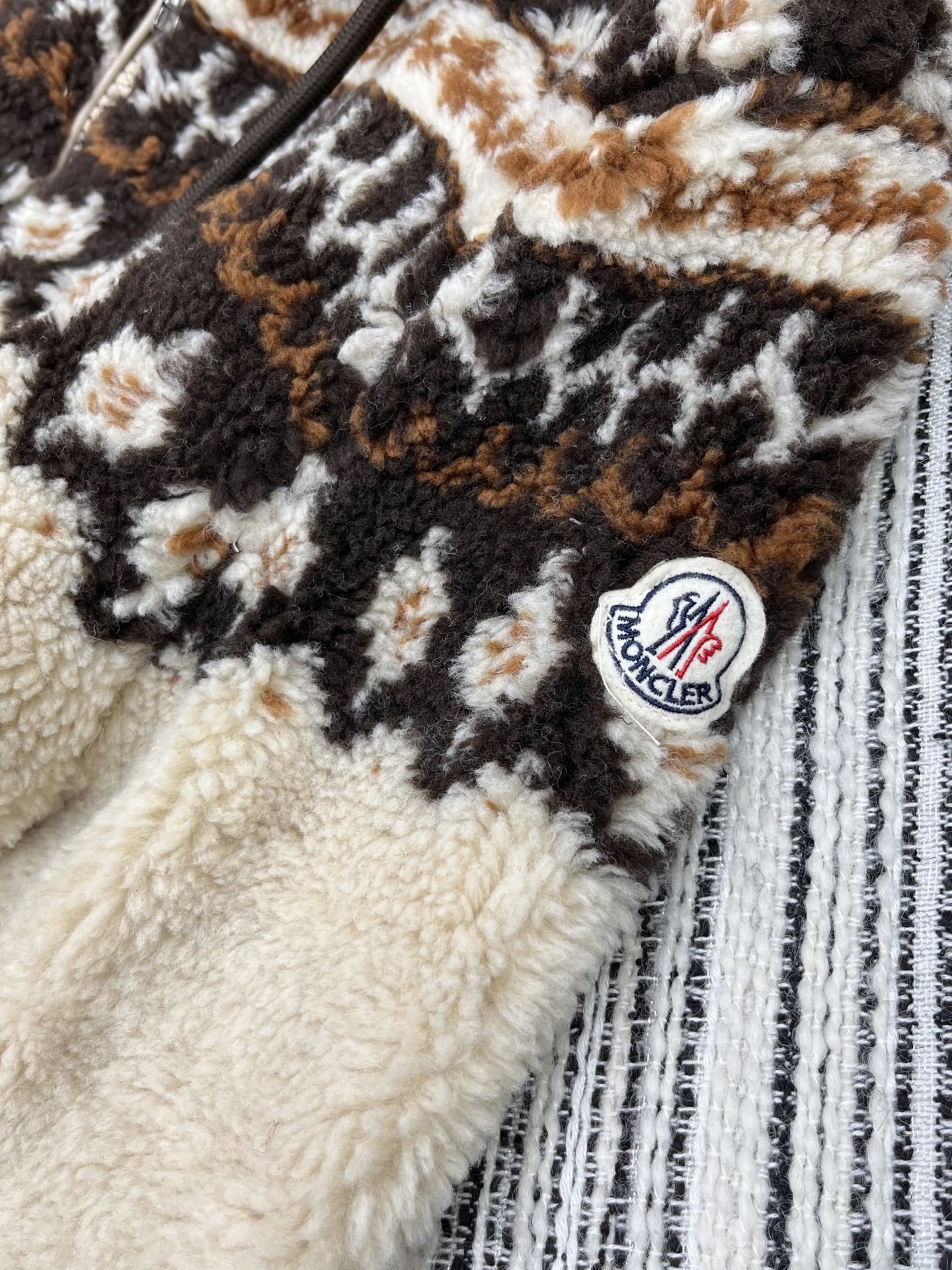 🛒𝐍𝐄𝐖 · 𝟐𝟎𝟐5/爆款现货原单品质 Mon*|25新款羊羔毛带帽拉链外套爆单款 气质女神必入 订制