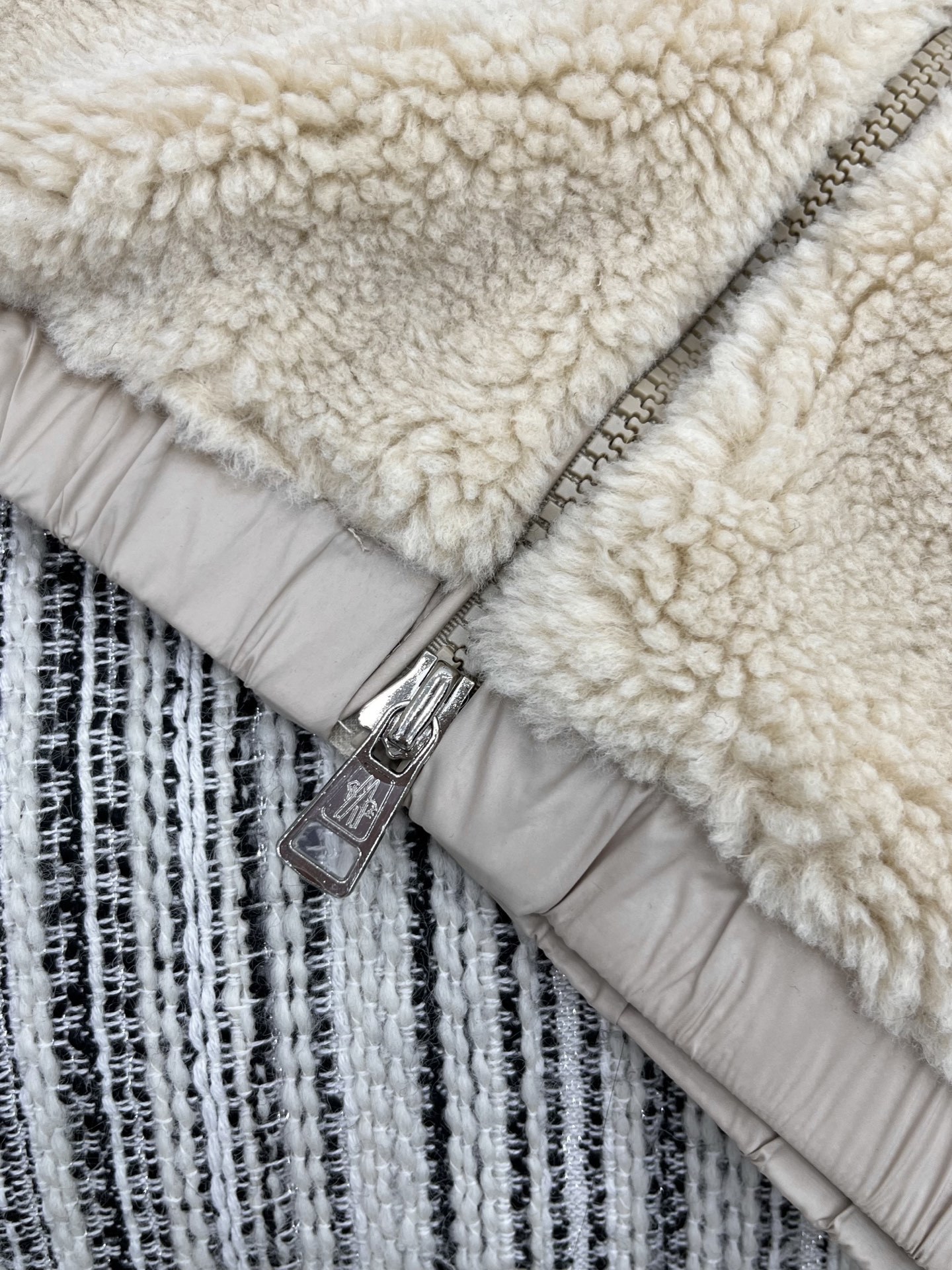 🛒𝐍𝐄𝐖 · 𝟐𝟎𝟐5/爆款现货原单品质 Mon*|25新款羊羔毛带帽拉链外套爆单款 气质女神必入 订制