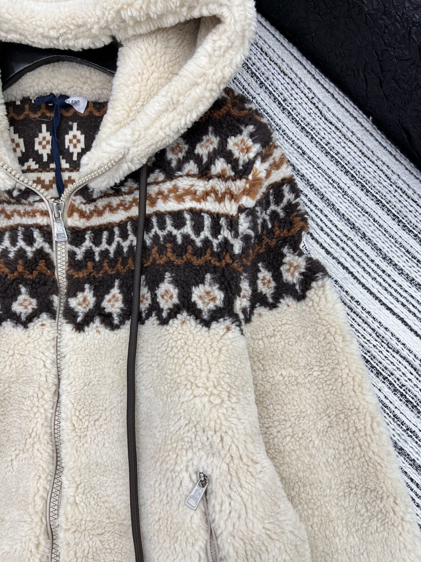 🛒𝐍𝐄𝐖 · 𝟐𝟎𝟐5/爆款现货原单品质 Mon*|25新款羊羔毛带帽拉链外套爆单款 气质女神必入 订制