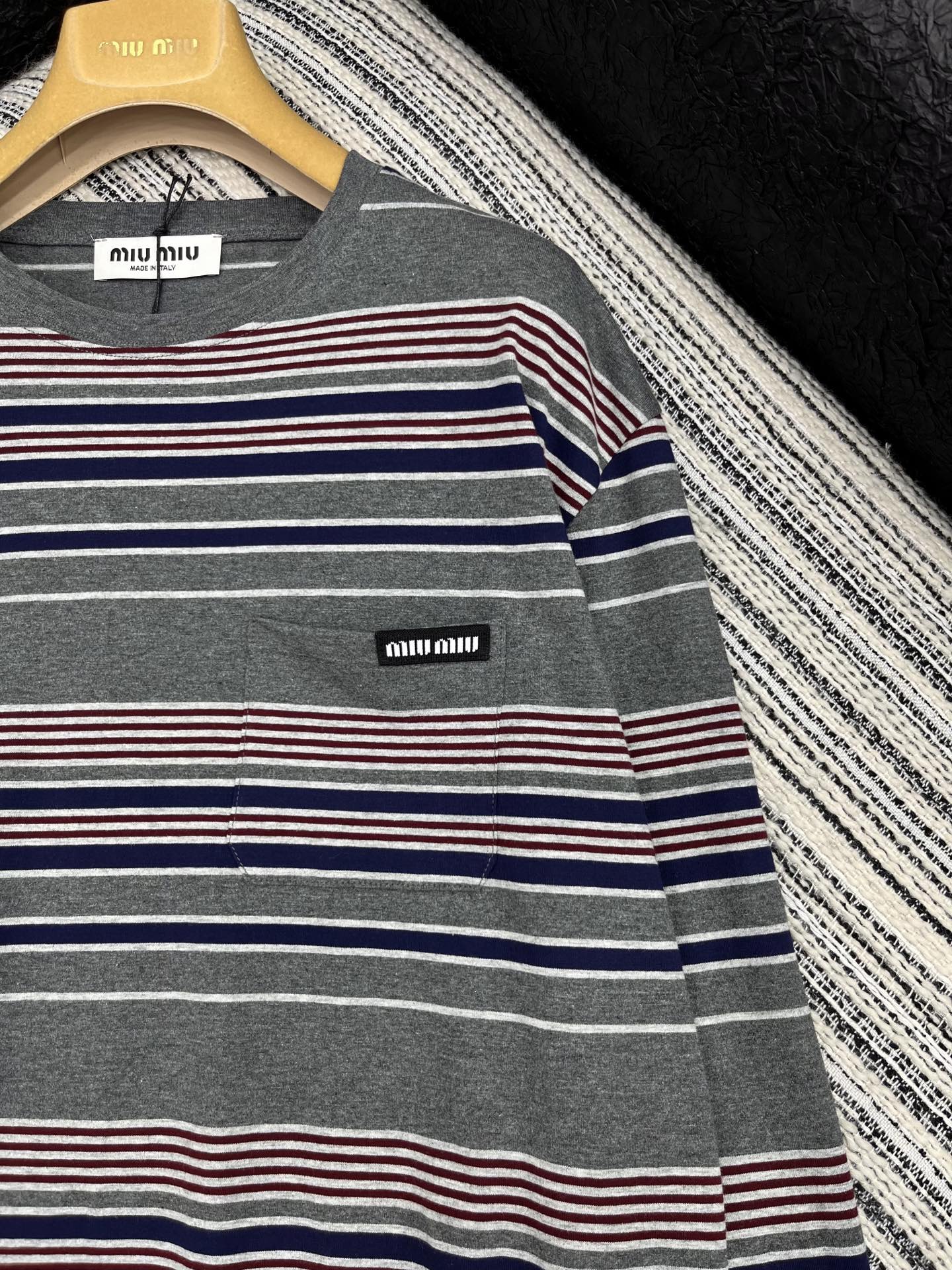 🛒𝐍𝐄𝐖 · 𝟐𝟎𝟐5/爆款现货【原版定制】Miu Mi*｜精致撞色贴标长袖T恤高订面料 亲肤透气舒适标