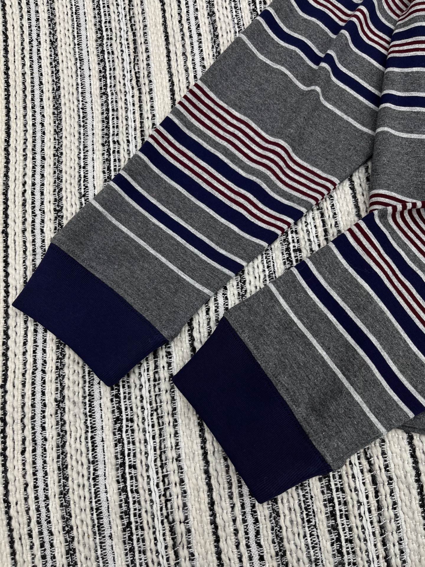 🛒𝐍𝐄𝐖 · 𝟐𝟎𝟐5/爆款现货【原版定制】Miu Mi*｜精致撞色贴标长袖T恤高订面料 亲肤透气舒适标