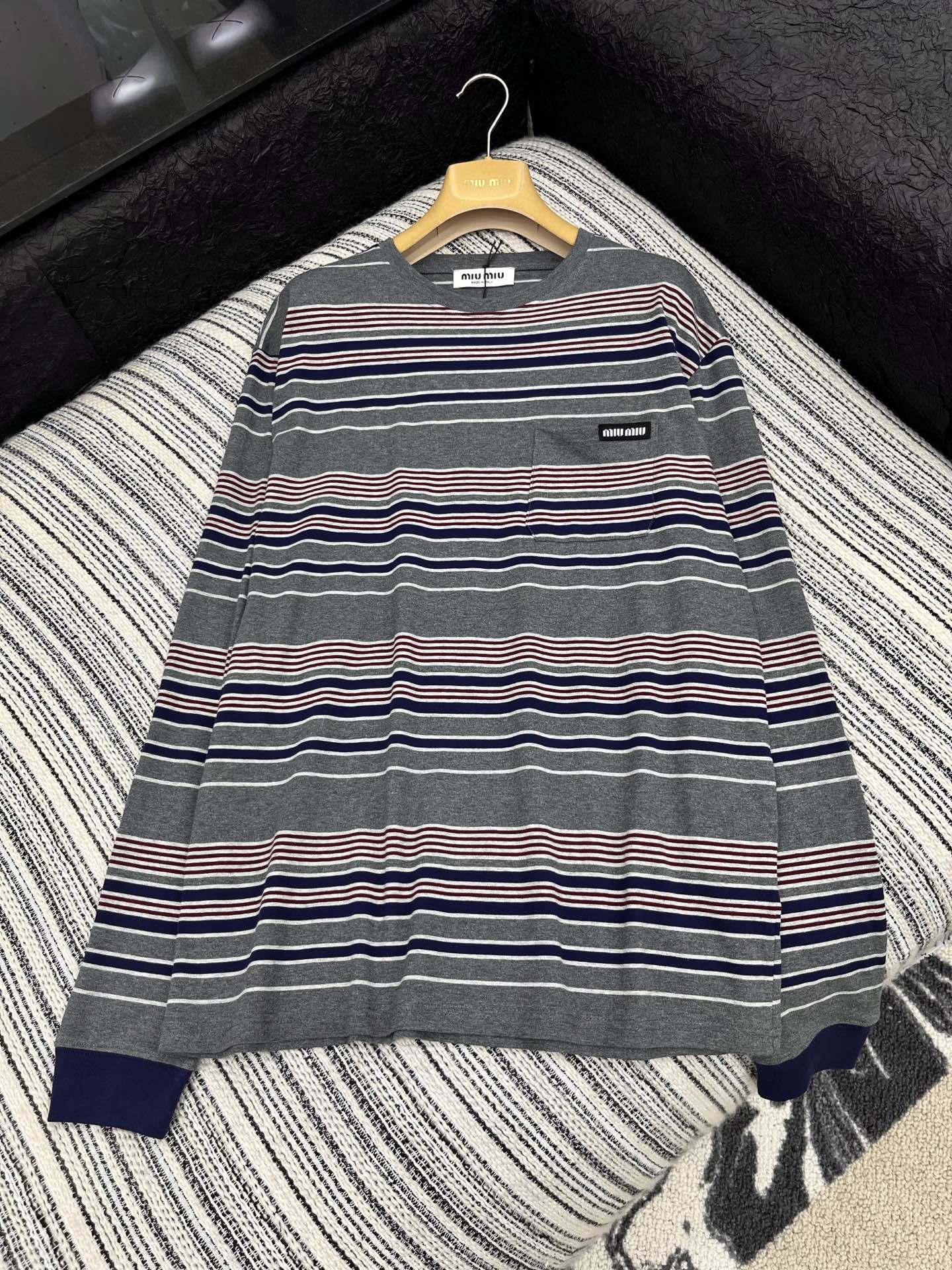 🛒𝐍𝐄𝐖 · 𝟐𝟎𝟐5/爆款现货【原版定制】Miu Mi*｜精致撞色贴标长袖T恤高订面料 亲肤透气舒适标