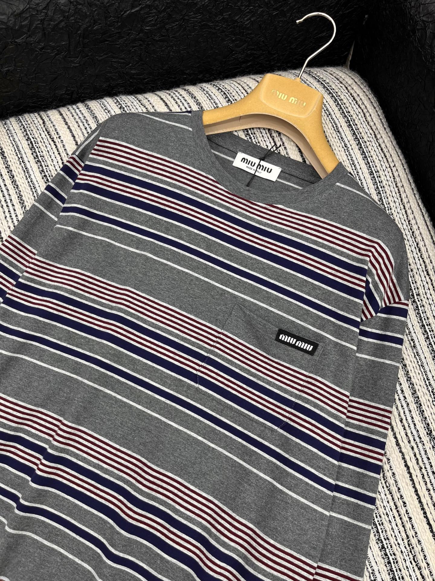 🛒𝐍𝐄𝐖 · 𝟐𝟎𝟐5/爆款现货【原版定制】Miu Mi*｜精致撞色贴标长袖T恤高订面料 亲肤透气舒适标