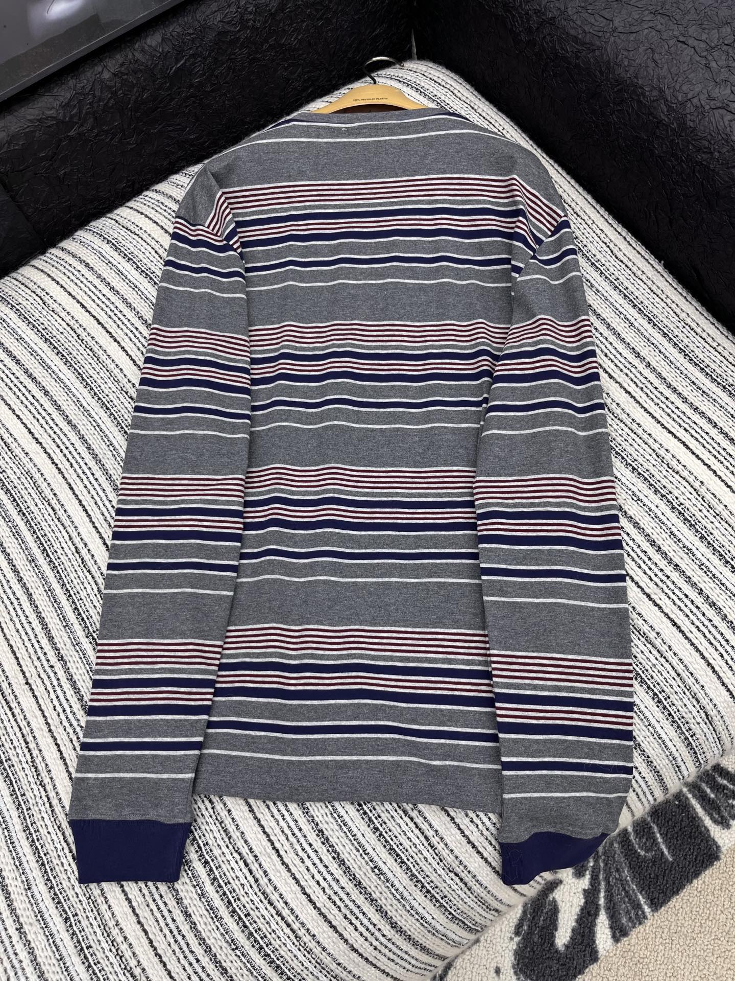 🛒𝐍𝐄𝐖 · 𝟐𝟎𝟐5/爆款现货【原版定制】Miu Mi*｜精致撞色贴标长袖T恤高订面料 亲肤透气舒适标