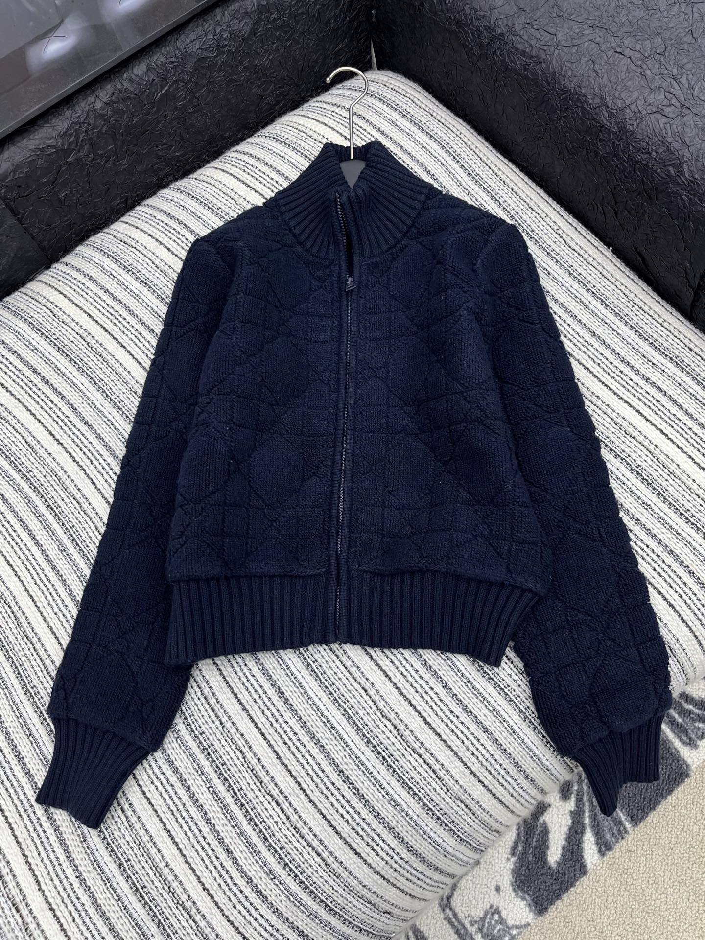 🛒𝐍𝐄𝐖 · 𝟐𝟎𝟐5/爆款现货原单品质 Dio*｜25新品立领针织外套精致常规版型上身巨显瘦！定制重工