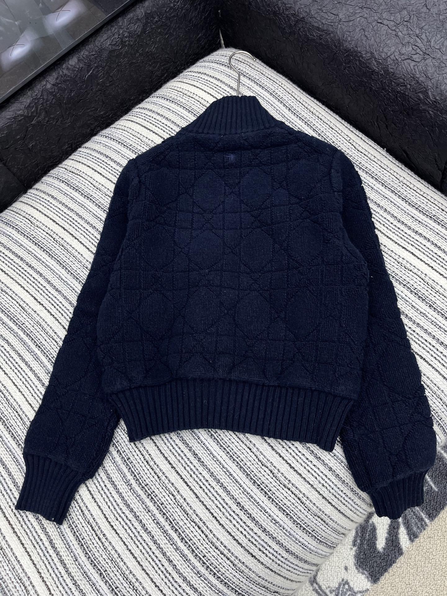 🛒𝐍𝐄𝐖 · 𝟐𝟎𝟐5/爆款现货原单品质 Dio*|25新品立领针织外套精致常规版型上身巨显瘦!定制重工