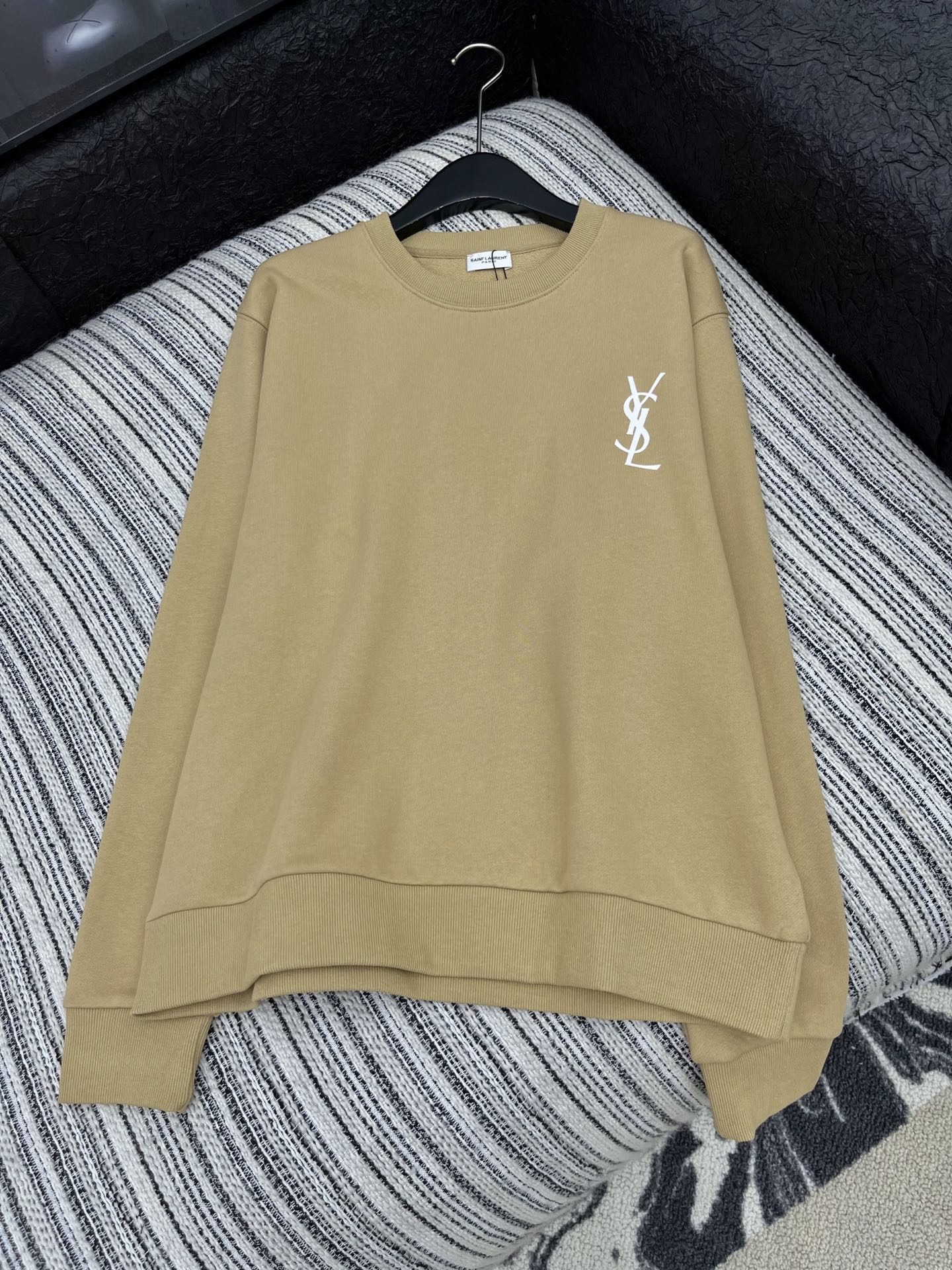 🛒𝐍𝐄𝐖 · 𝟐𝟎𝟐5/爆款现货原单品质 Ysl｜25早秋经典圆领卫衣干净利落的裁剪，落肩宽松慵懒版型 