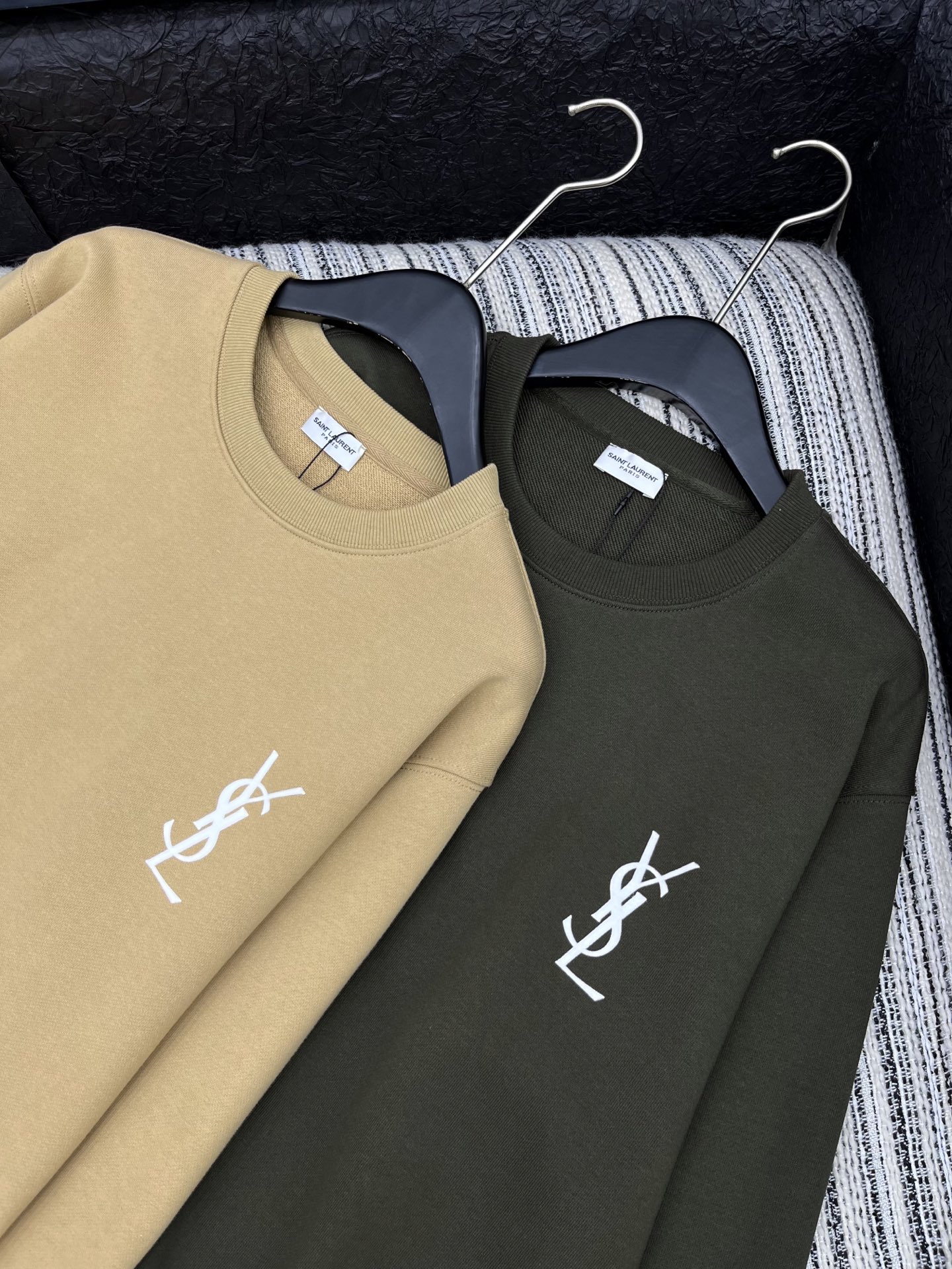 🛒𝐍𝐄𝐖 · 𝟐𝟎𝟐5/爆款现货原单品质 Ysl｜25早秋经典圆领卫衣干净利落的裁剪，落肩宽松慵懒版型 