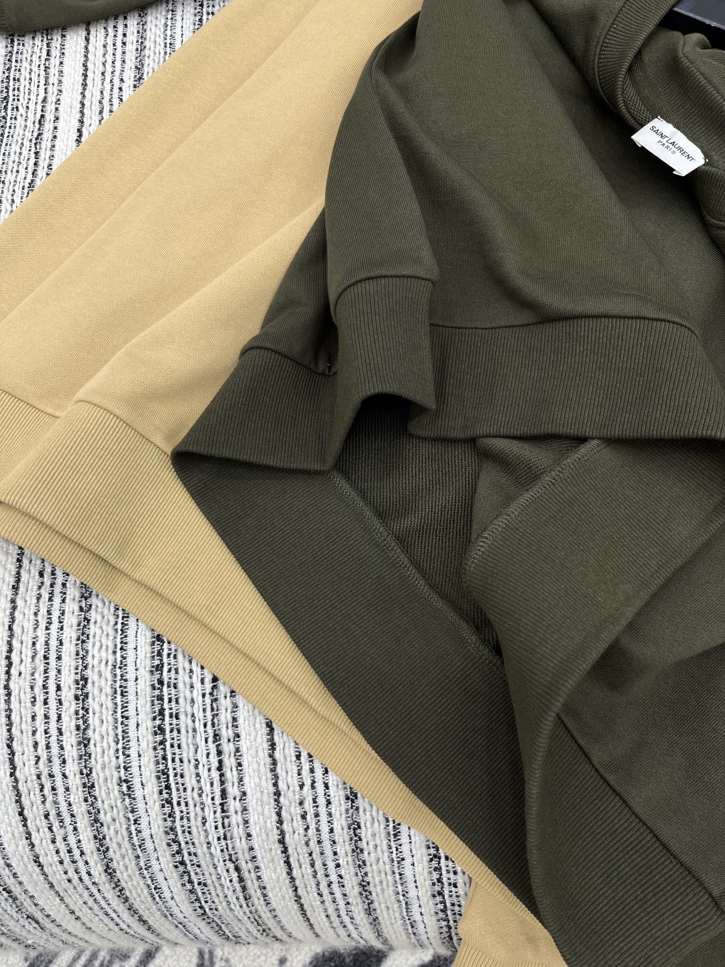 🛒𝐍𝐄𝐖 · 𝟐𝟎𝟐5/爆款现货原单品质 Ysl｜25早秋经典圆领卫衣干净利落的裁剪，落肩宽松慵懒版型 