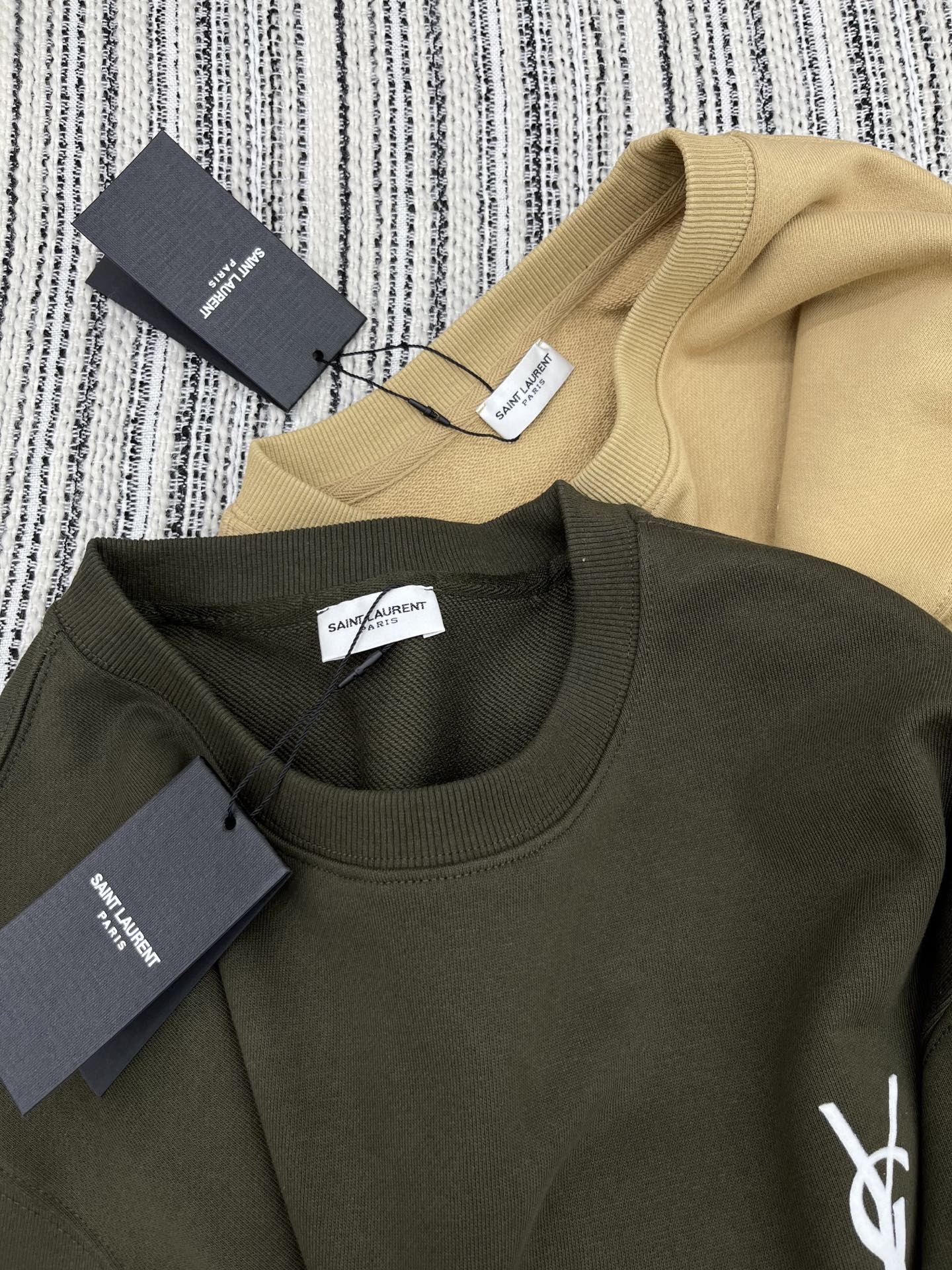 🛒𝐍𝐄𝐖 · 𝟐𝟎𝟐5/爆款现货原单品质 Ysl｜25早秋经典圆领卫衣干净利落的裁剪，落肩宽松慵懒版型 