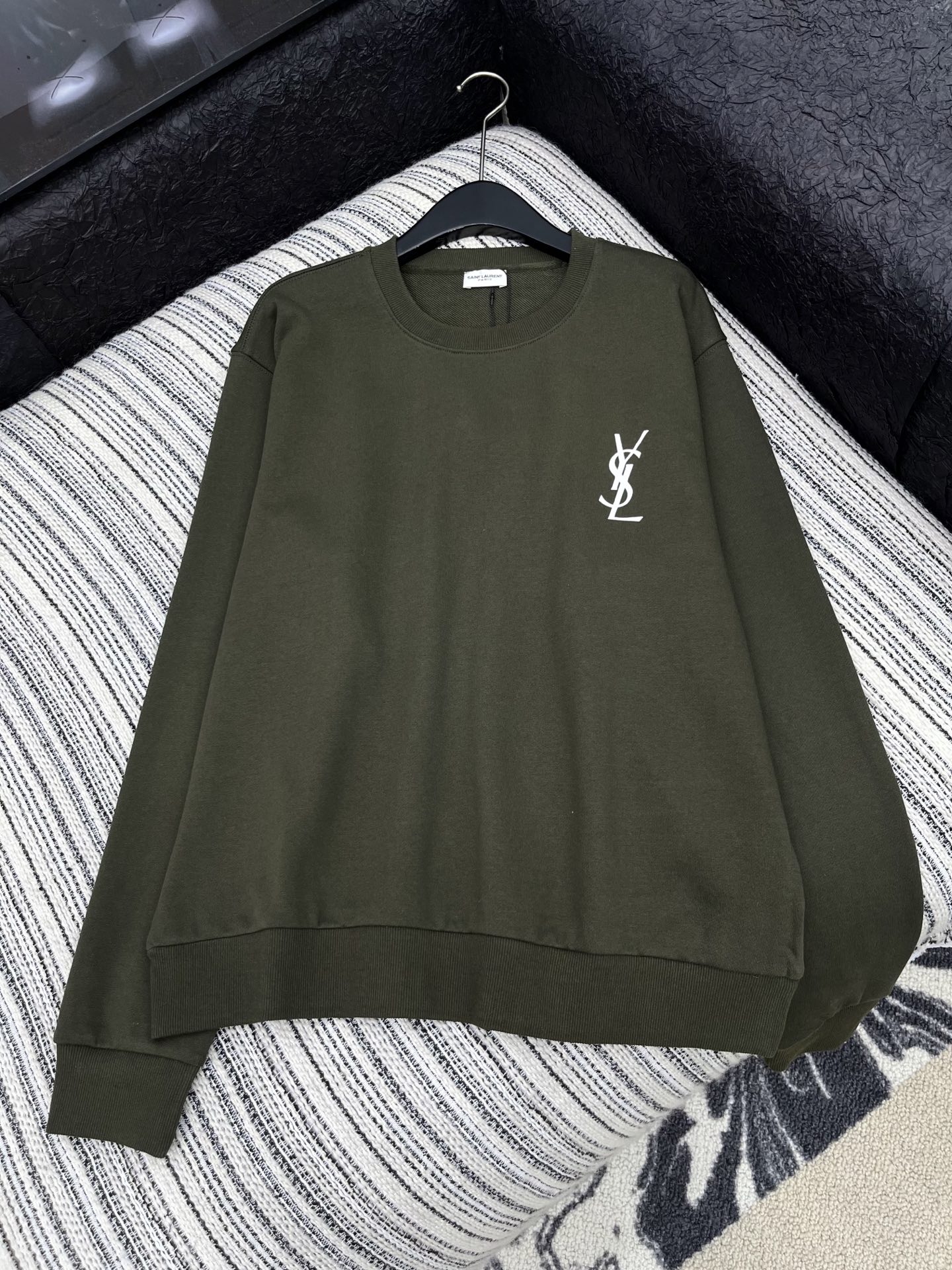 🛒𝐍𝐄𝐖 · 𝟐𝟎𝟐5/爆款现货原单品质 Ysl｜25早秋经典圆领卫衣干净利落的裁剪，落肩宽松慵懒版型 