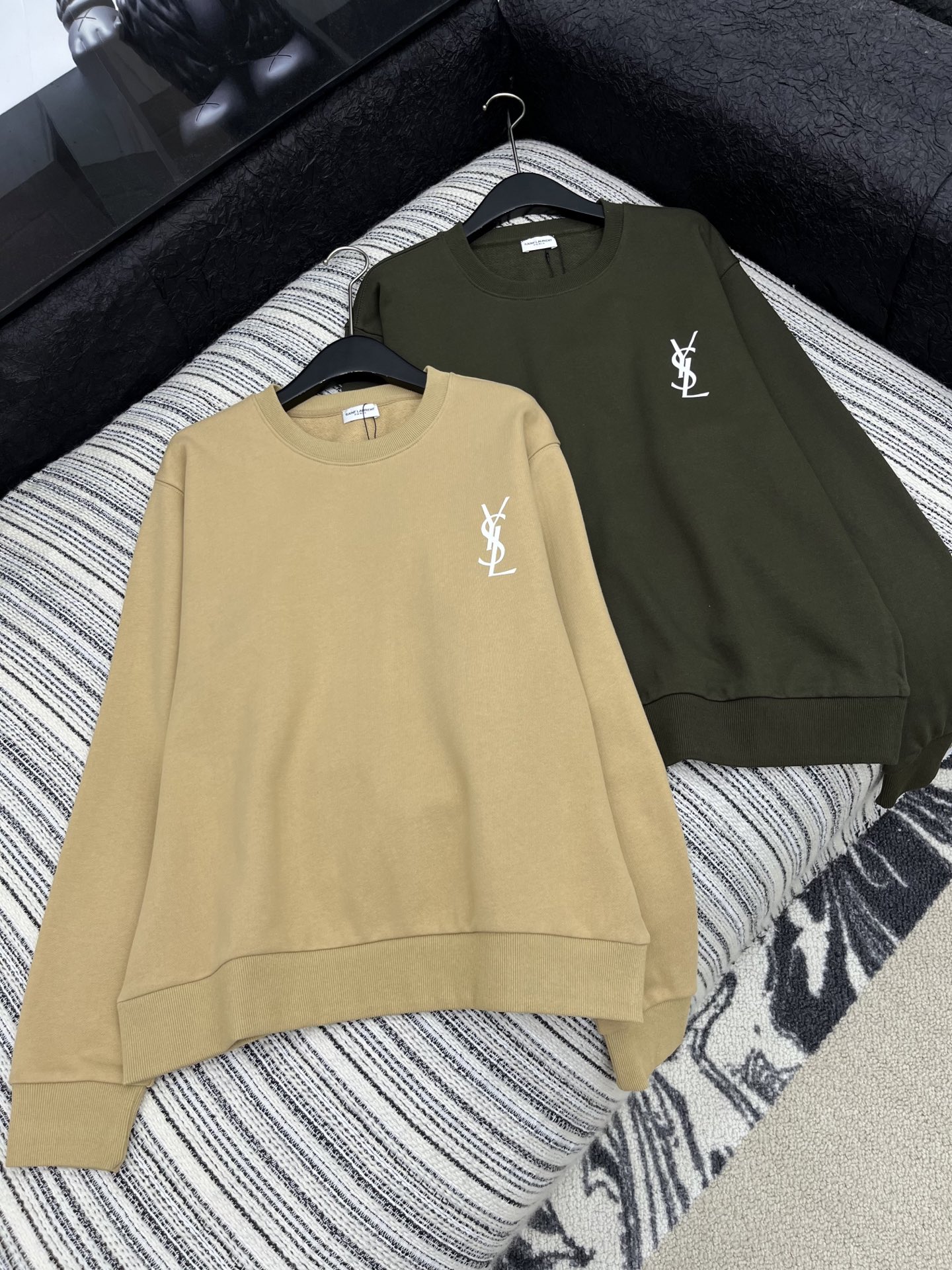 🛒𝐍𝐄𝐖 · 𝟐𝟎𝟐5/爆款现货原单品质 Ysl｜25早秋经典圆领卫衣干净利落的裁剪，落肩宽松慵懒版型 