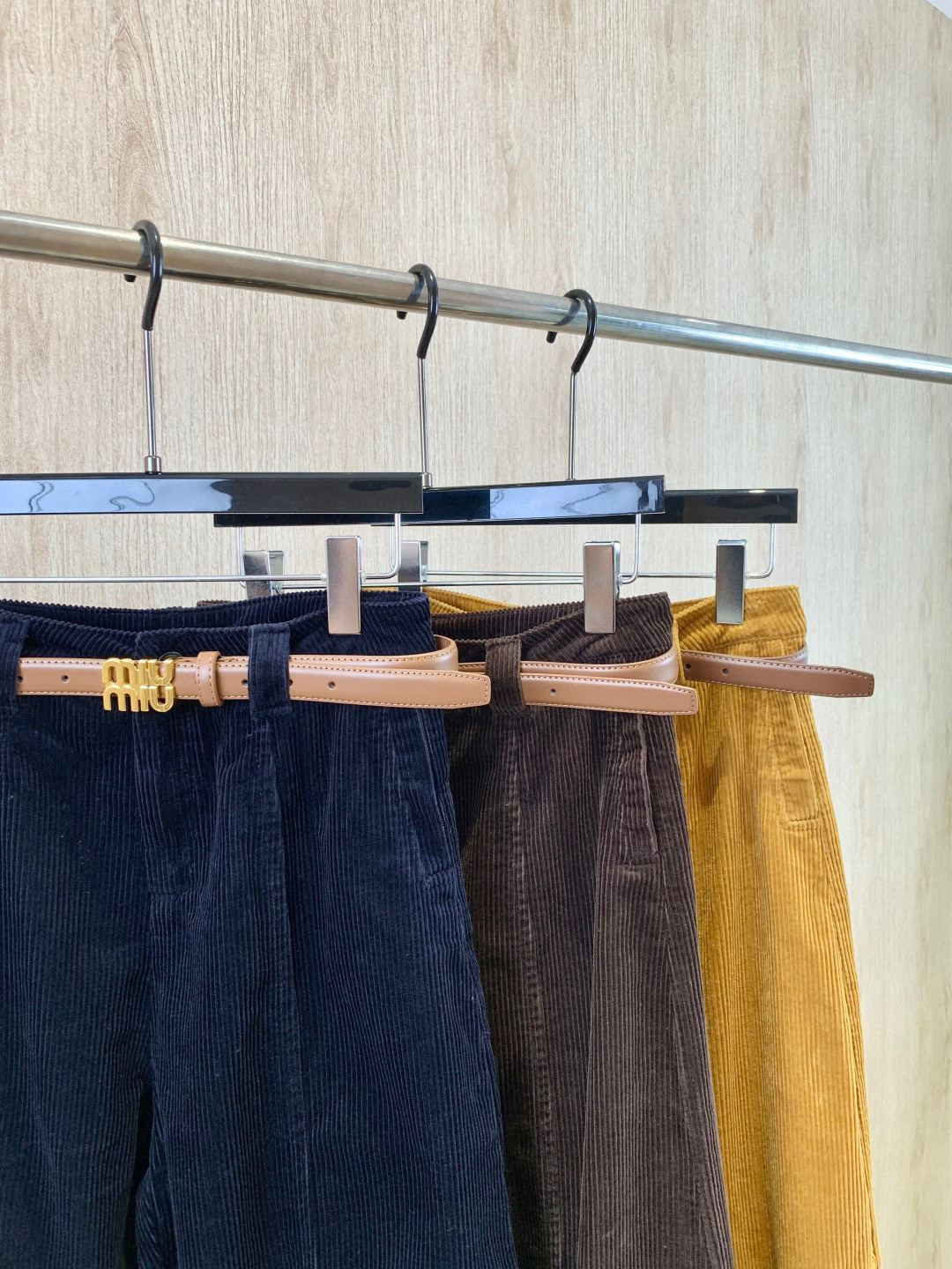 🛒𝐍𝐄𝐖 · 𝟐𝟎𝟐5/爆款现货设计师 原创｜女神同款灯芯绒休闲裤 这款休闲裤选用优质面料，定制腰带，挺