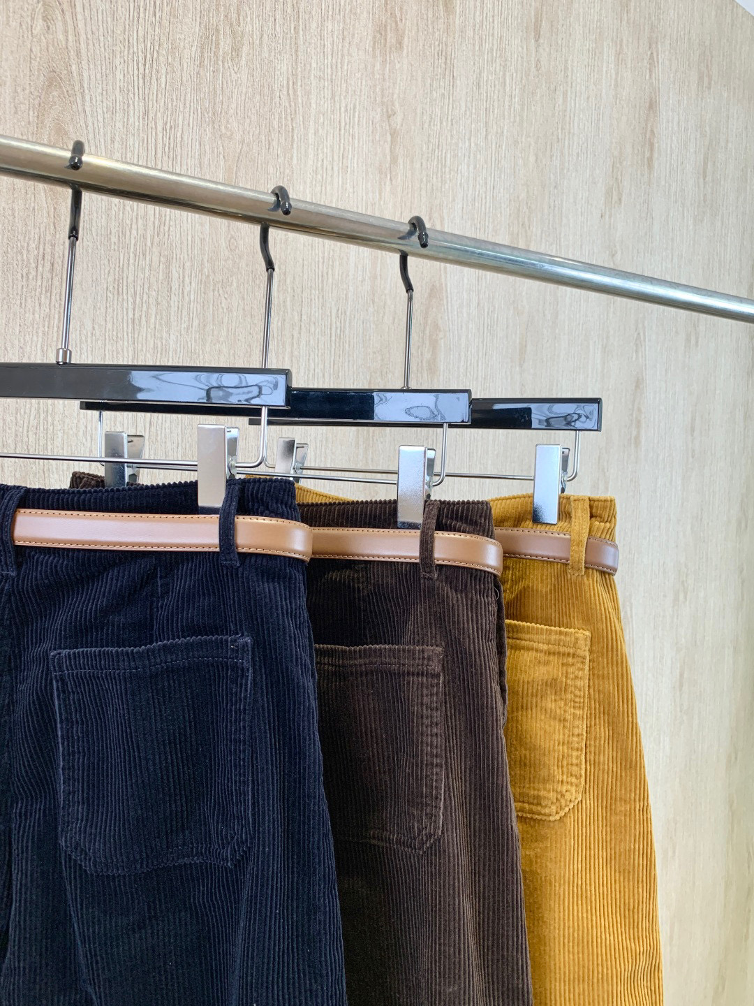 🛒𝐍𝐄𝐖 · 𝟐𝟎𝟐5/爆款现货设计师 原创｜女神同款灯芯绒休闲裤 这款休闲裤选用优质面料，定制腰带，挺