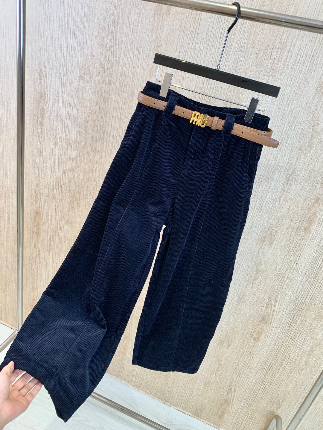 🛒𝐍𝐄𝐖 · 𝟐𝟎𝟐5/爆款现货设计师 原创｜女神同款灯芯绒休闲裤 这款休闲裤选用优质面料，定制腰带，挺