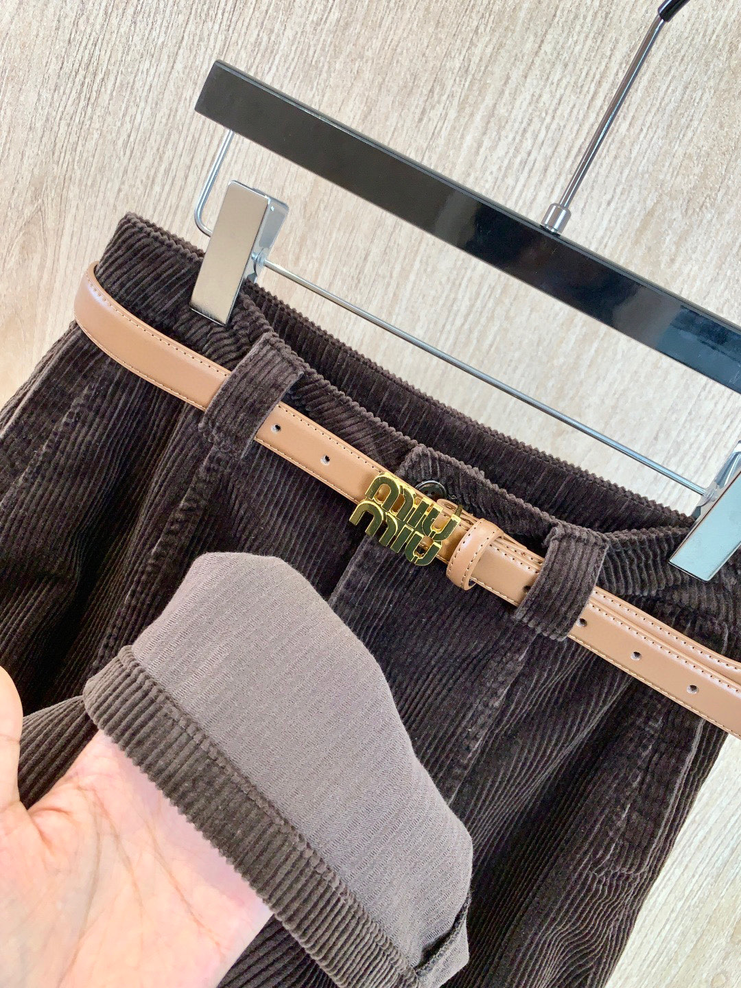 🛒𝐍𝐄𝐖 · 𝟐𝟎𝟐5/爆款现货设计师 原创｜女神同款灯芯绒休闲裤 这款休闲裤选用优质面料，定制腰带，挺