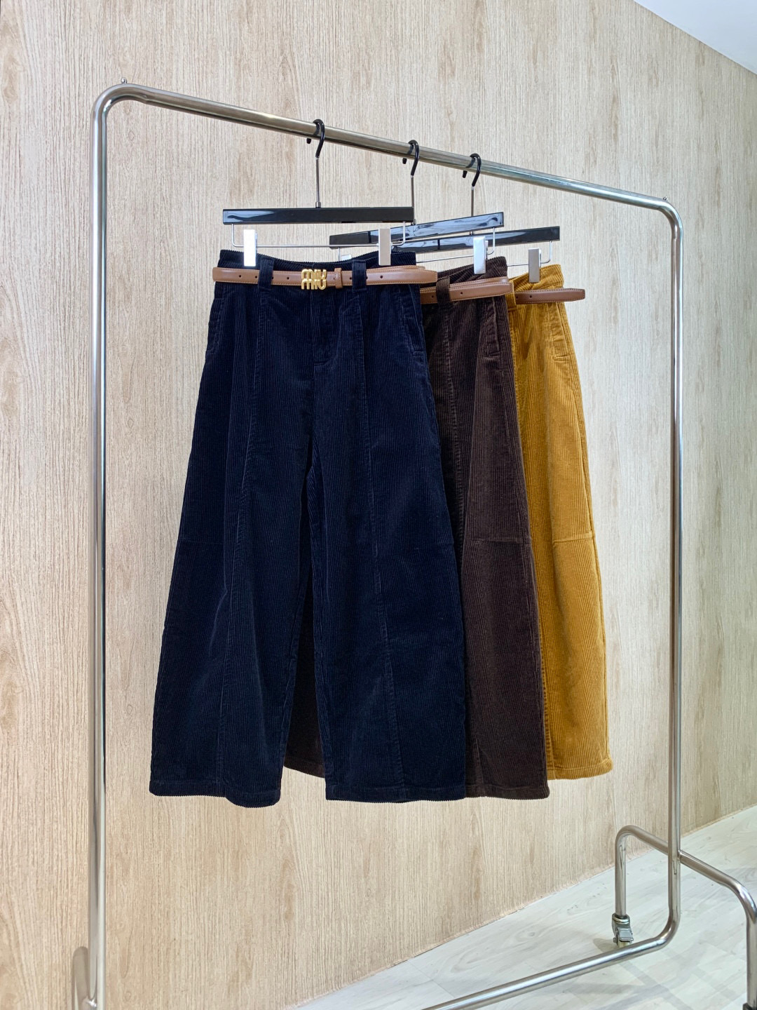 🛒𝐍𝐄𝐖 · 𝟐𝟎𝟐5/爆款现货设计师 原创｜女神同款灯芯绒休闲裤 这款休闲裤选用优质面料，定制腰带，挺